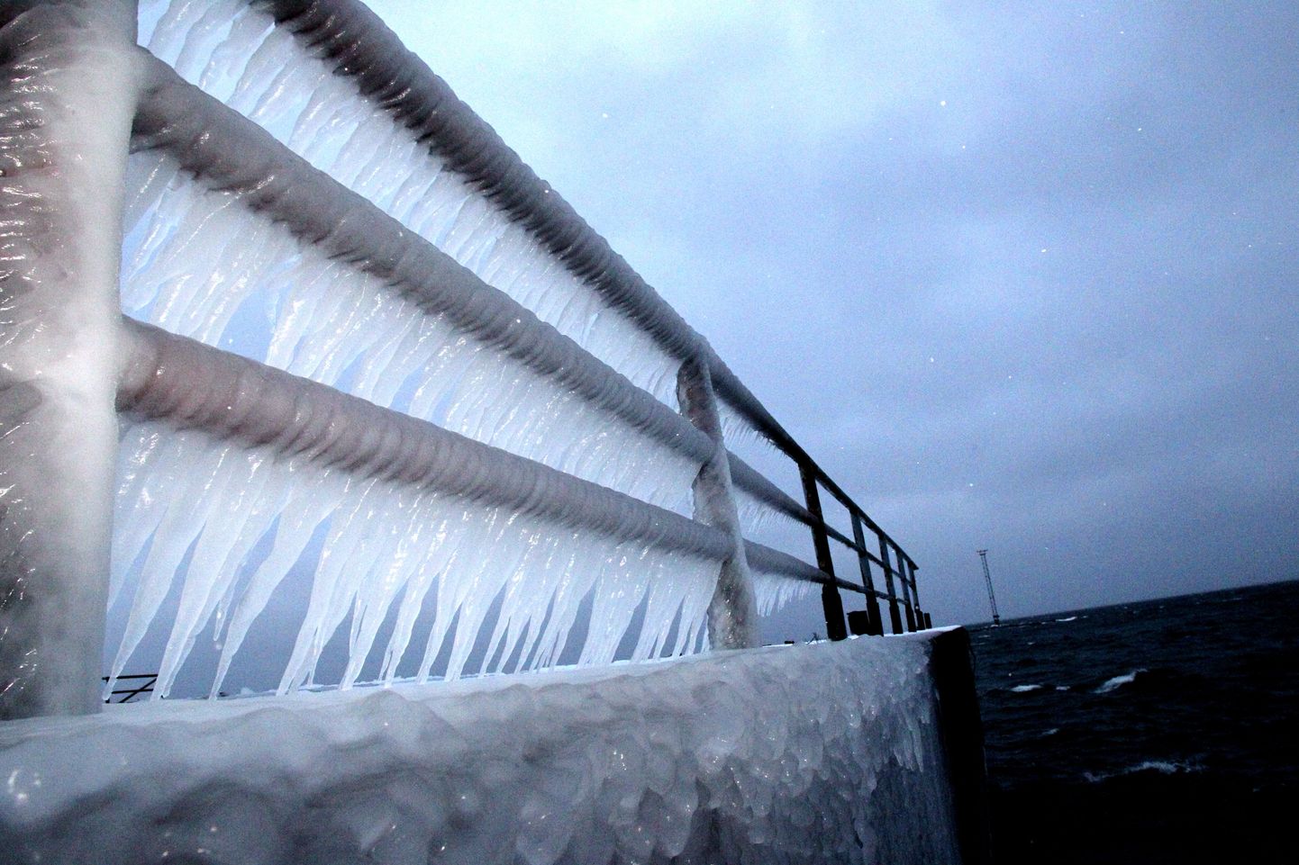 Tuulest ja külmast tekkinud jääpurikad. Foto on illustreeriv.