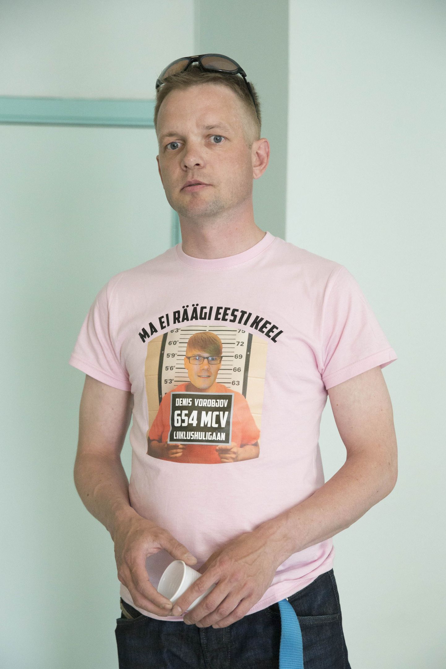 Urmas Einroos kannab T-särki, millel on pildid meestest, kes olid liikluskonflikti teiseks osapooleks.