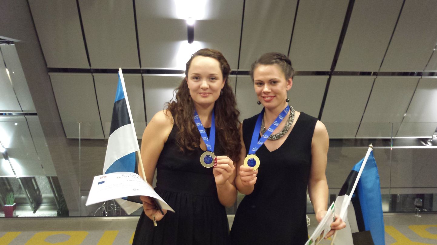 Tartu Kutsehariduskeskuse õppurid Kätlin Johanson (vasakul) ja Kristiina Rauba tõid Euroopa kokkade ja kondiitrite kutsevõistlustelt kaks medalit.