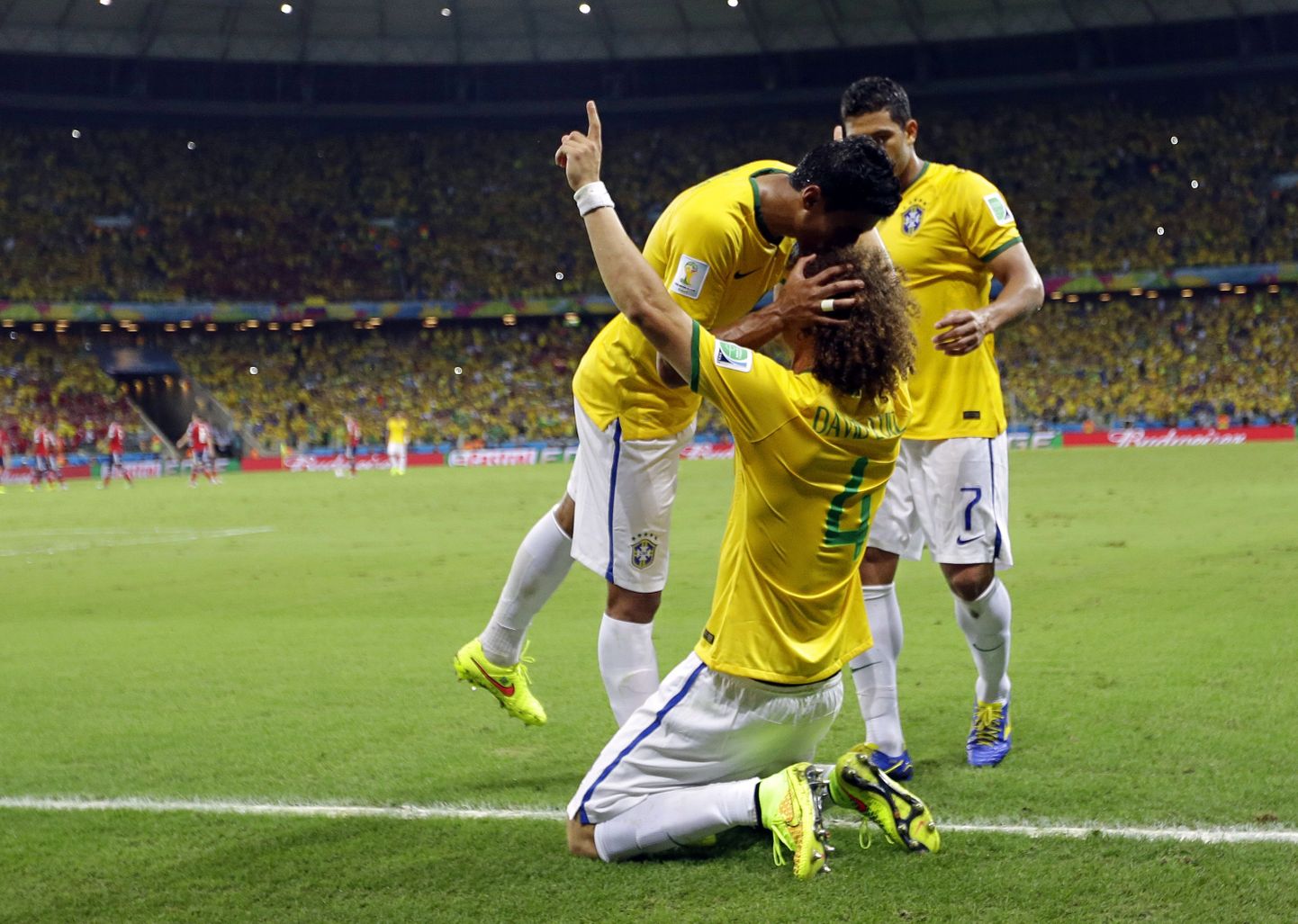 Бразильцы радуются победе.