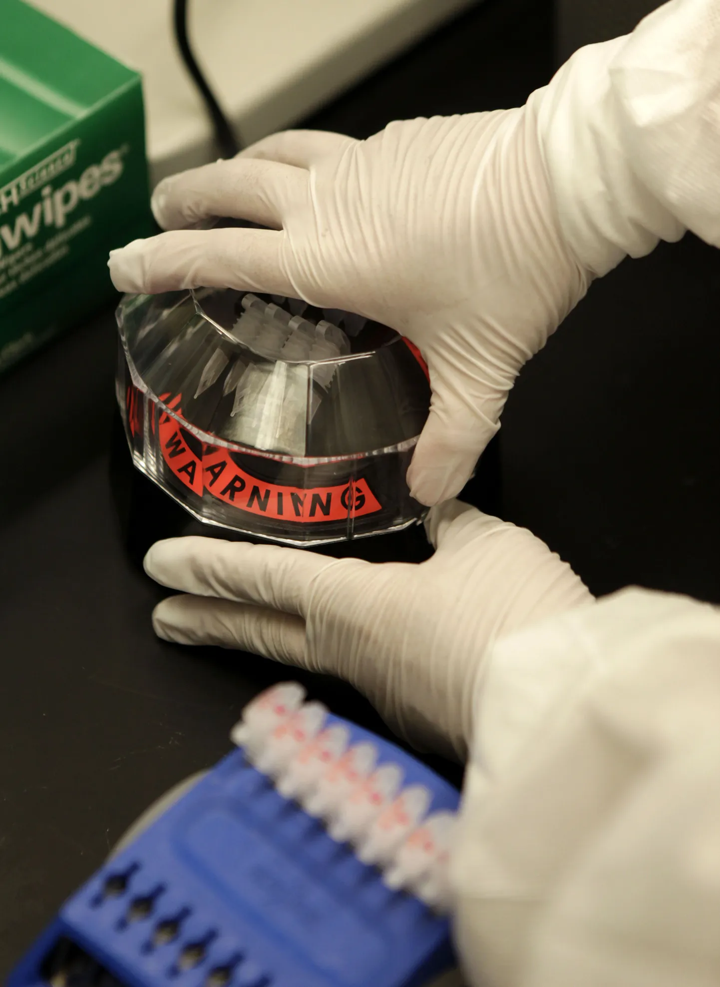 В Лаборатории открывают контейнер со штаммом нового вида гриппа.