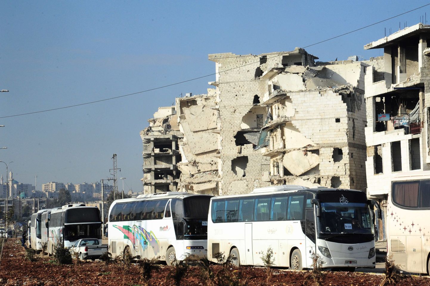 Aleppo idapiirkonda tsiviilisikute evakueerimiseks toodud bussid.