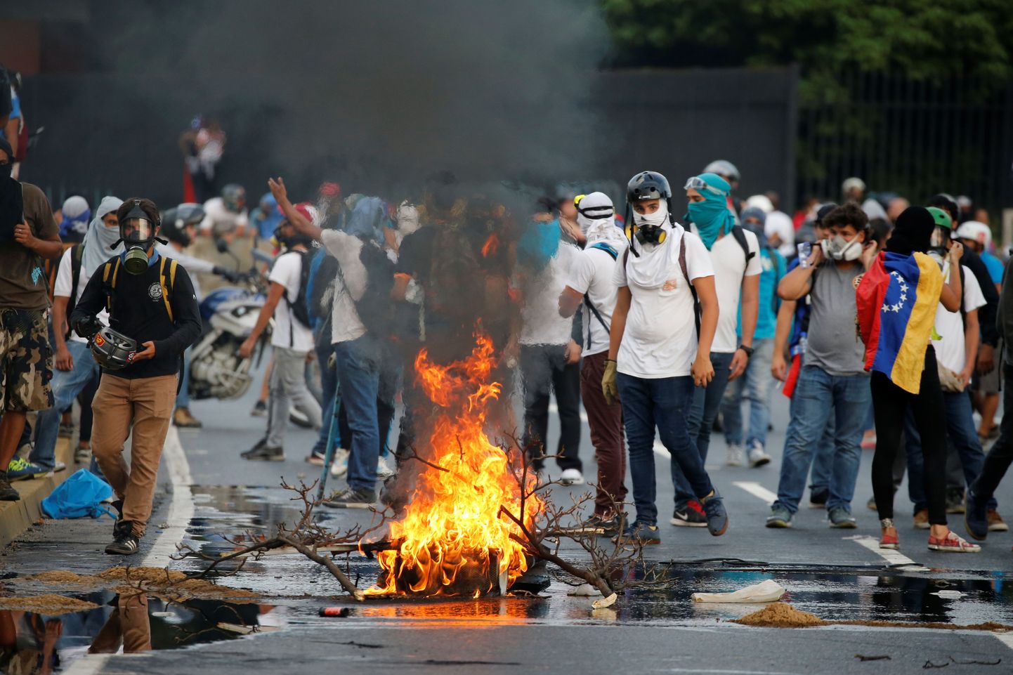 Meeleavaldajad põletavad Venezuela presidendi vastasel meeleavaldusel rehvi.