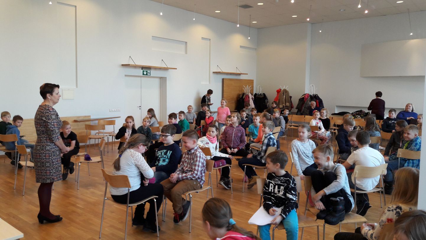 Pärnu maakonna 1.-3. klassi õpilaste viktoriinil "Varia" osales 21 kolmeliikmelist võistkonda maakonna kuueteistkümnest koolist.