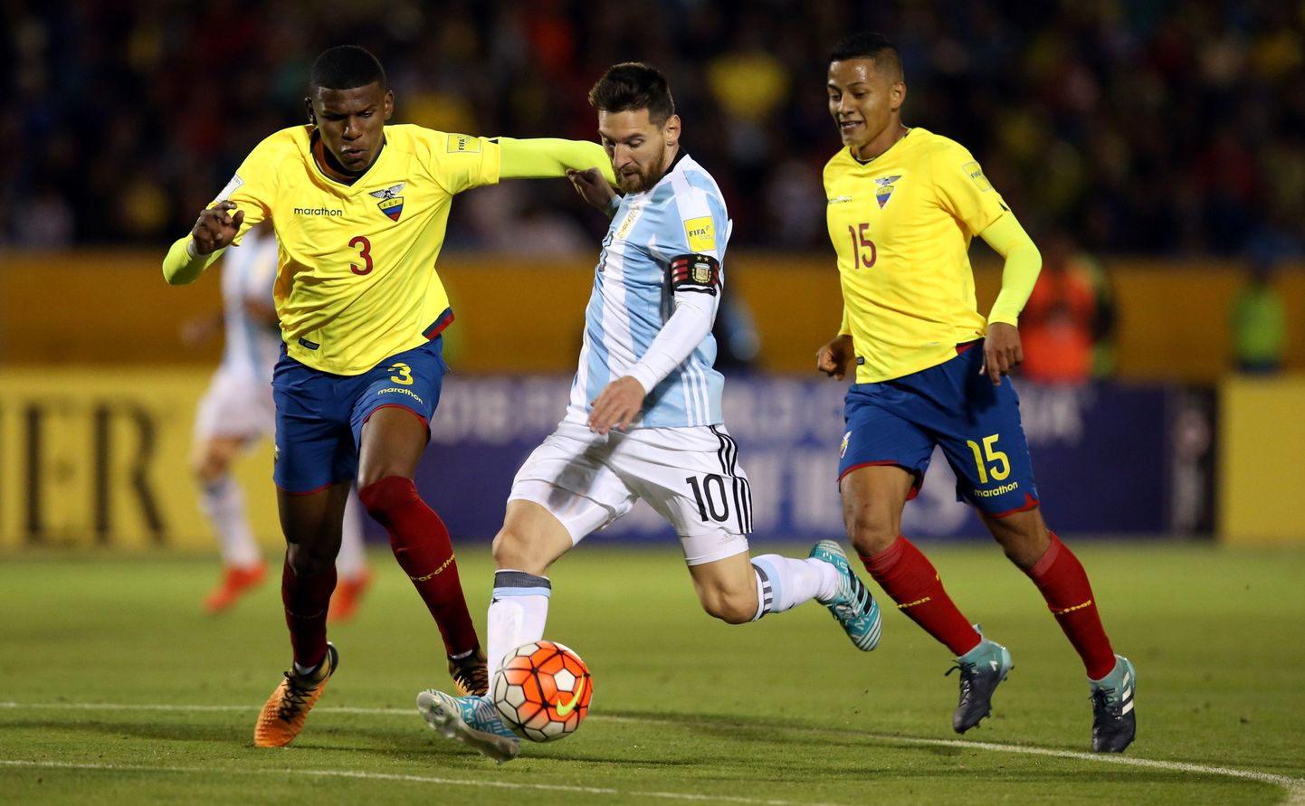 Ecuadori mängijad Robert Arboleda (vasakul) ja Jefferson Intriago püüavad MM-valikmängust pidurdada Lionel Messit.