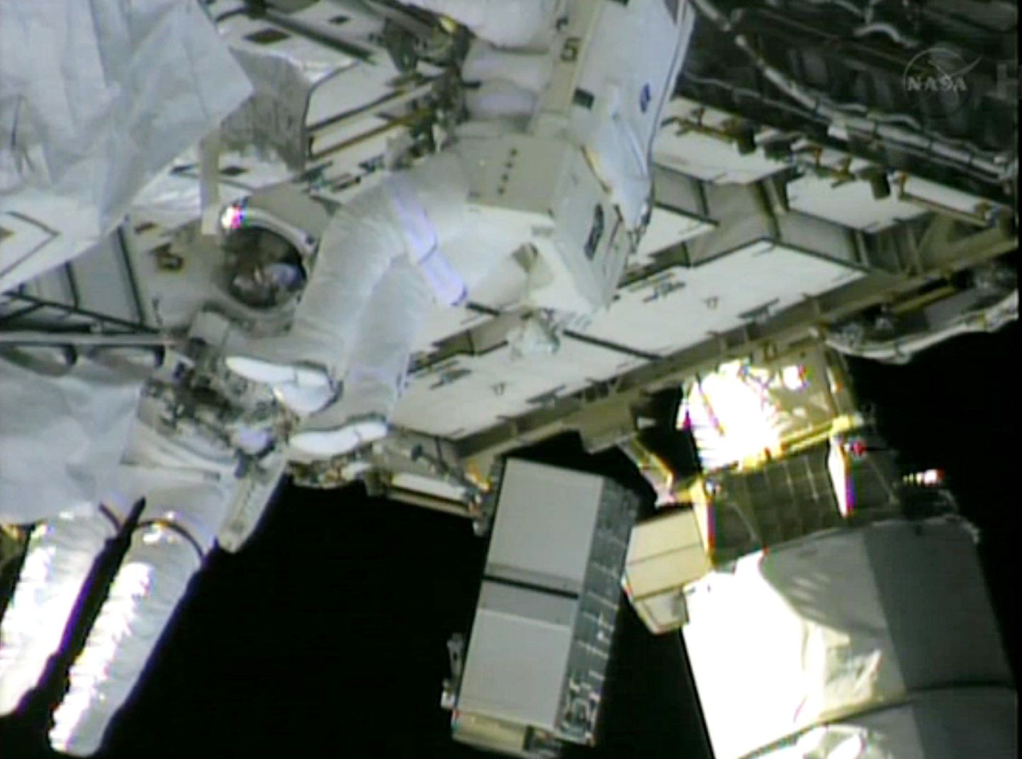 Chris Cassidy (vasakul) ja Tom Marshburn (üleval) ISSi elektrisüsteemi parandamas.