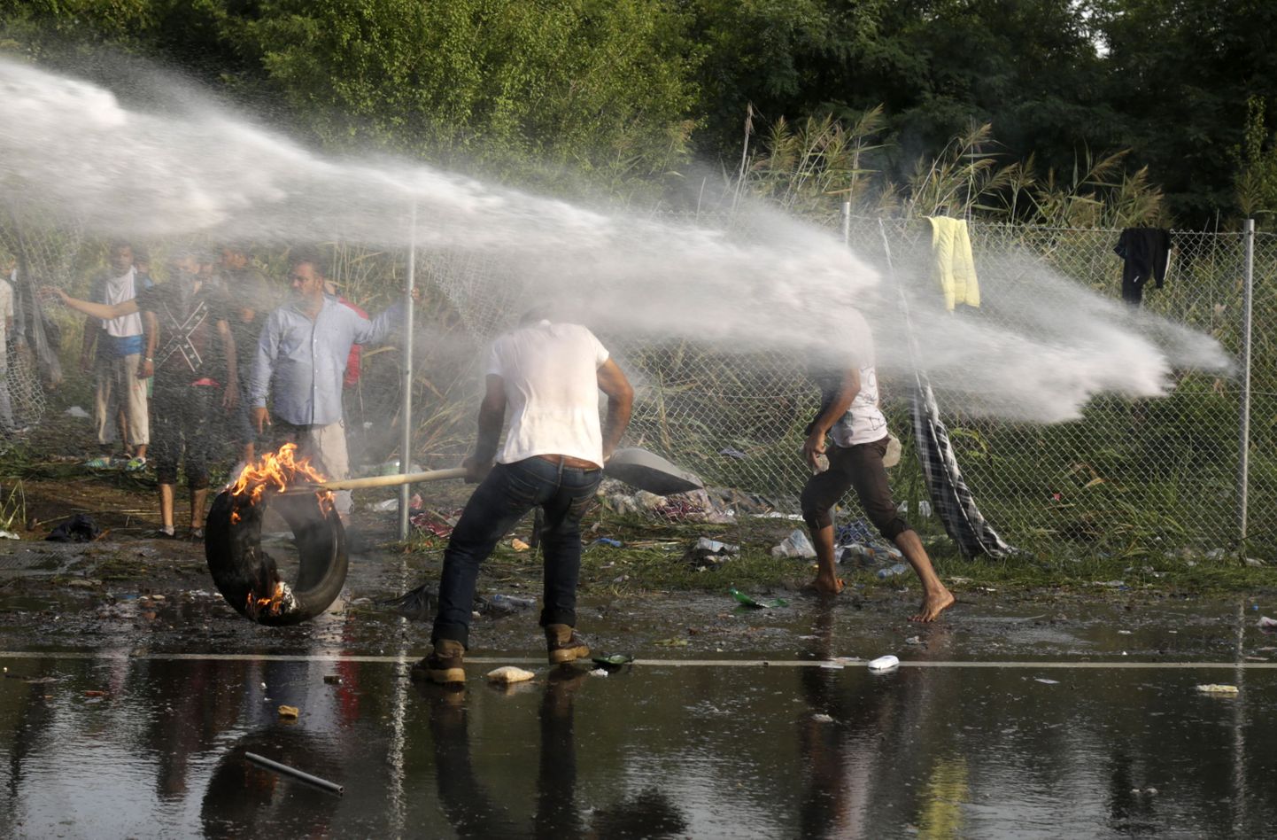 Ungari politsei kasutas migrantide tõrjumiseks veekahureid.
