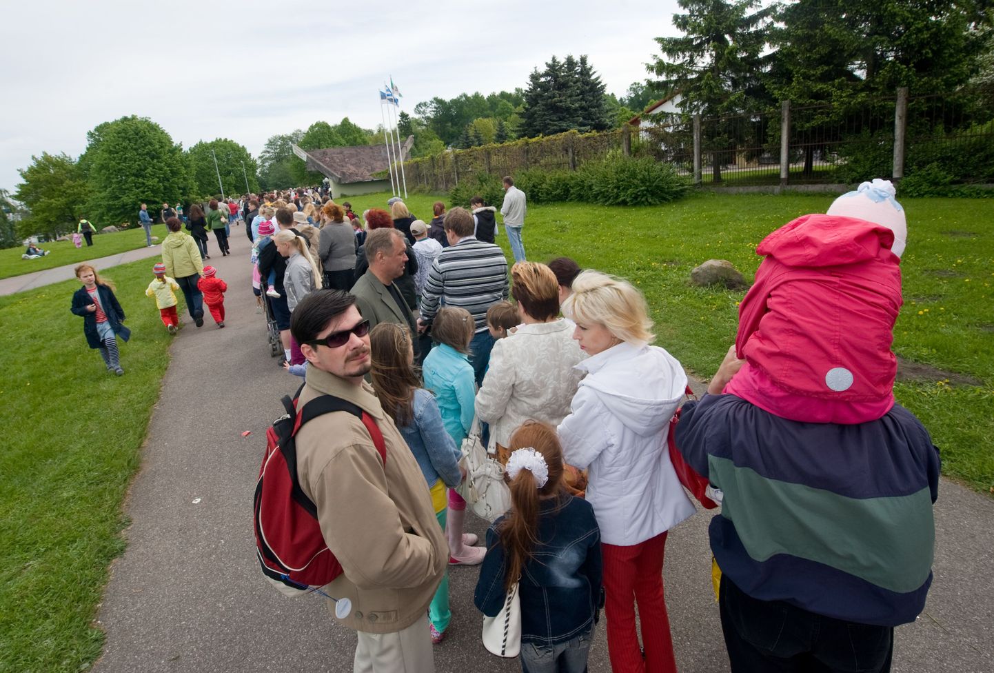 Tallinna loomaaed ootab tänaseks 20 000 külastajat. Pildil piletijärjekord lastekaitsepäeval.