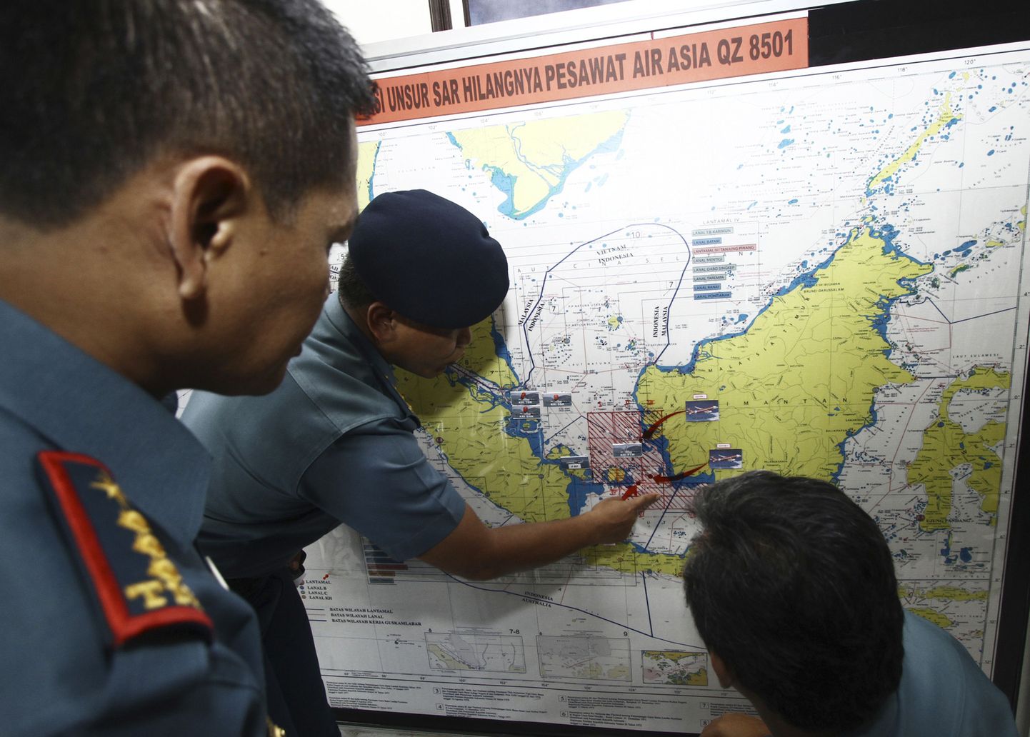 В районе исчезновения лайнера AirAsia обнаружили нефтяные пятна.