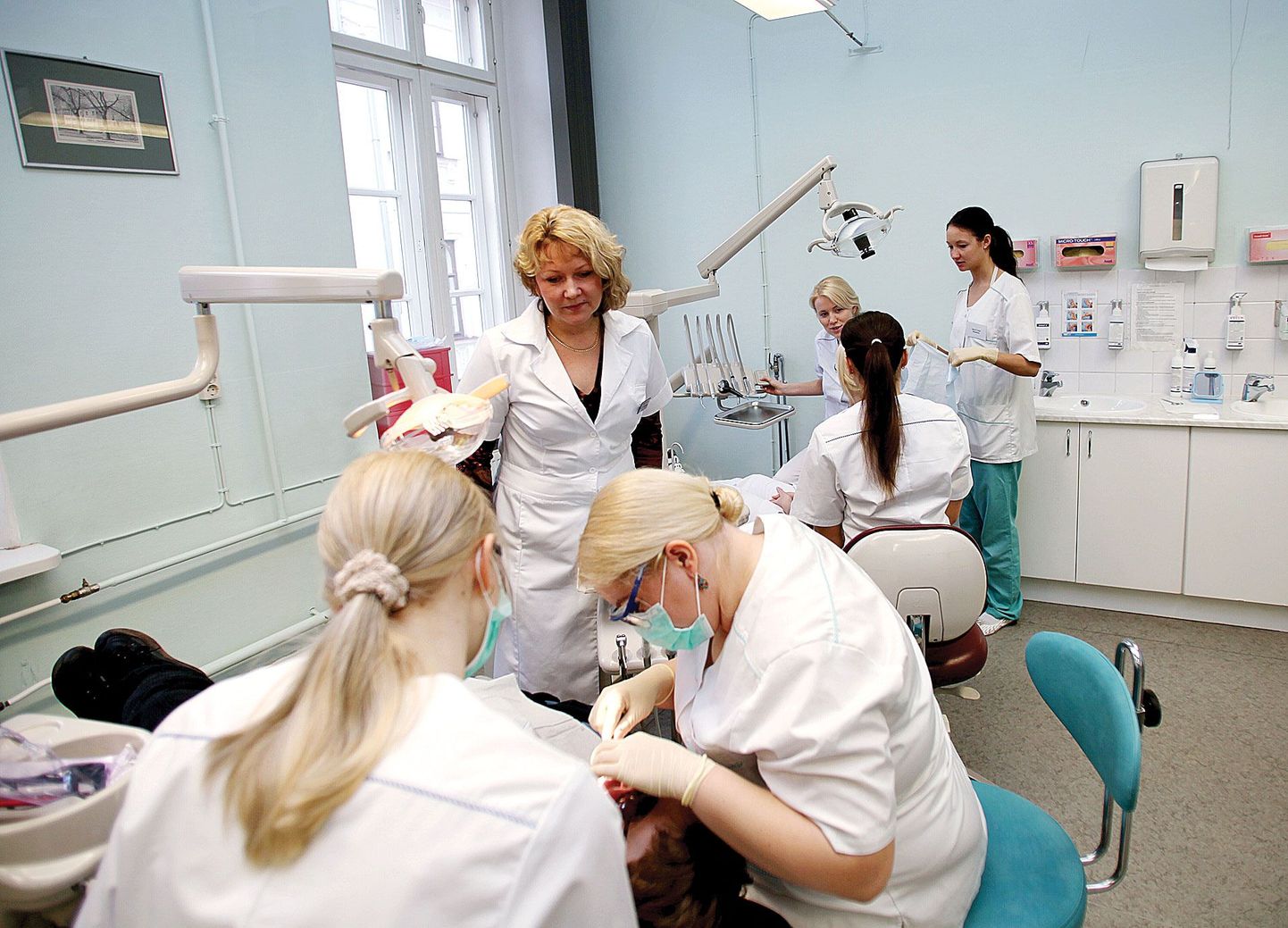 Hambaarst Ene-Renate Pähkla (keskel) juhendab kord nädalas hambaraviüliõpilaste igemehaiguste praktikumi. Esiplaanil tegelevad patsiendiga neljanda kursuse tudengid Janet Jürimaa ja Stephanie Akermann (paremal).