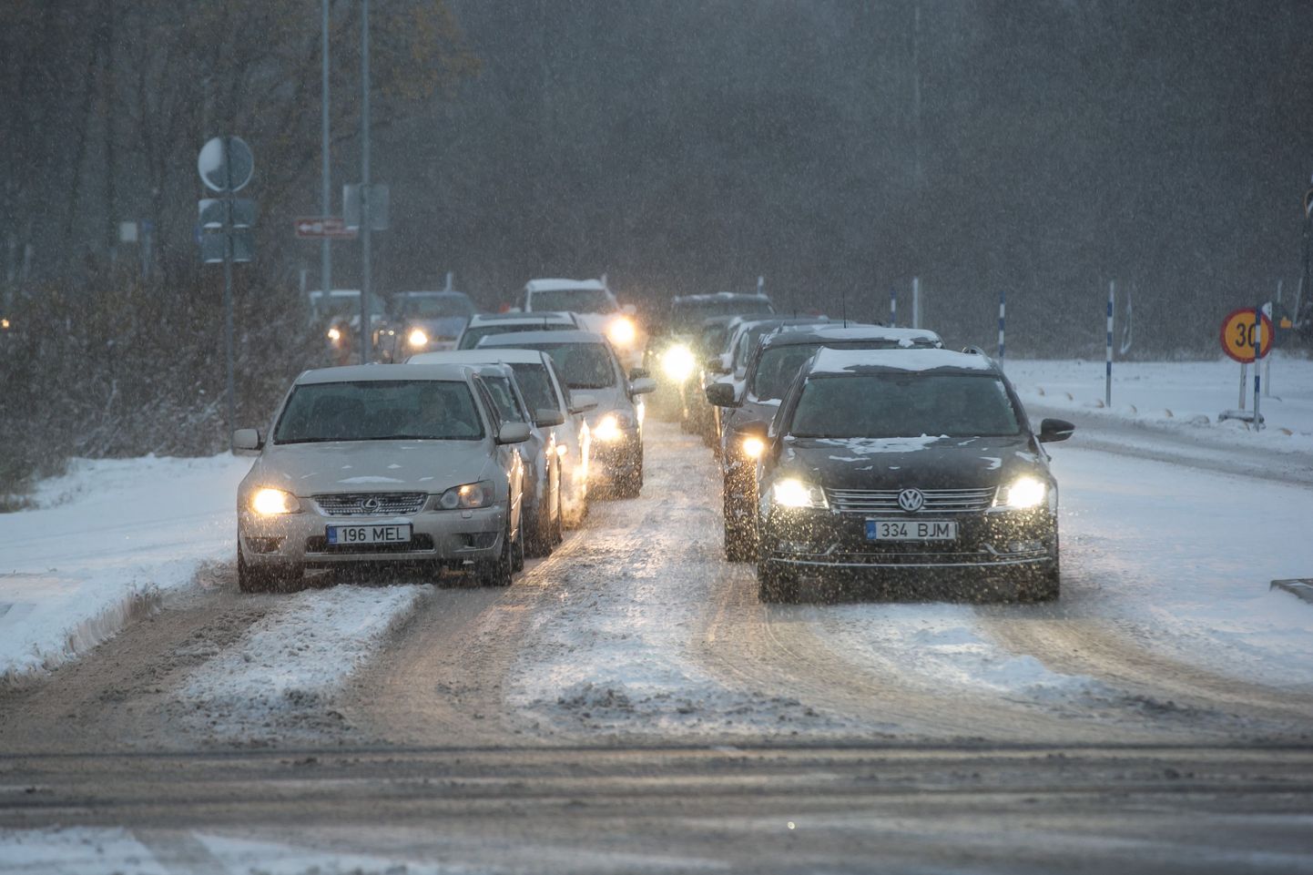 Lumine hommik Tartu maanteel.