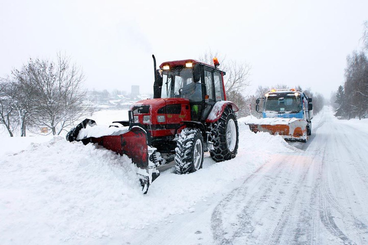Mitmel pool Viljandimaal tuleb teede lahtilükkamiseks appi kutsuda mitu sahka ja traktorit ning see nõuab omavalitsustelt lisaraha.