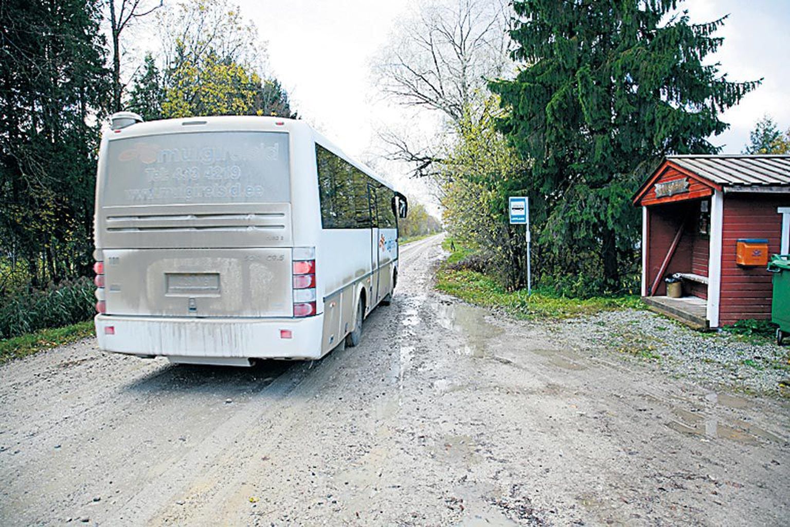 Lepplaanest sõidab päevas läbi kolm bussi, ootekoja ehitas külarahvas oma kätega.