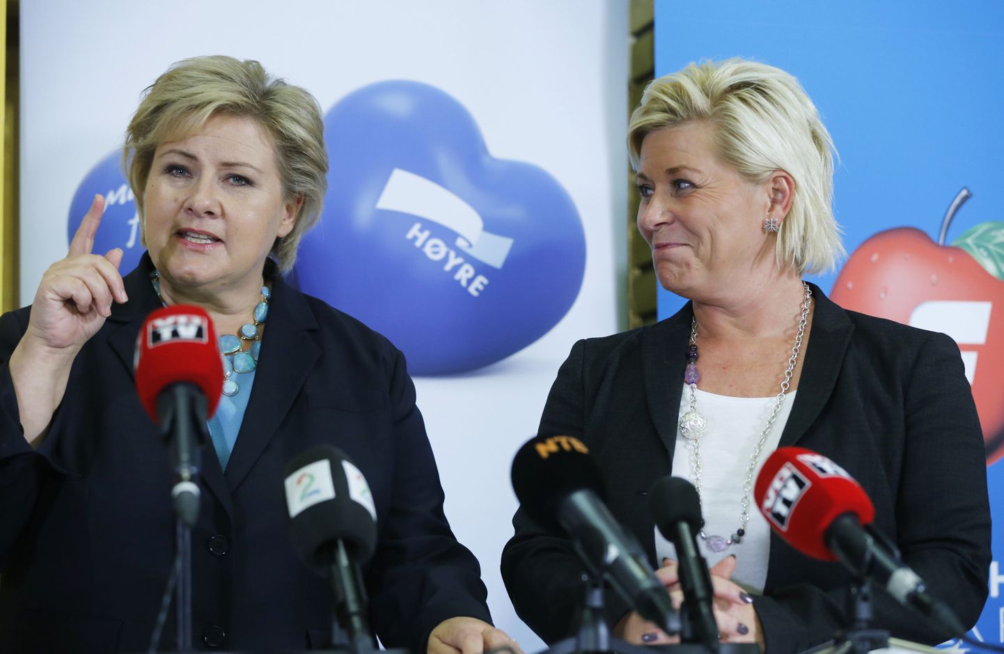 Norra konservatiivide liider Erna Solberg koos Progressipartei liidri Siv Jenseniga (paremal).