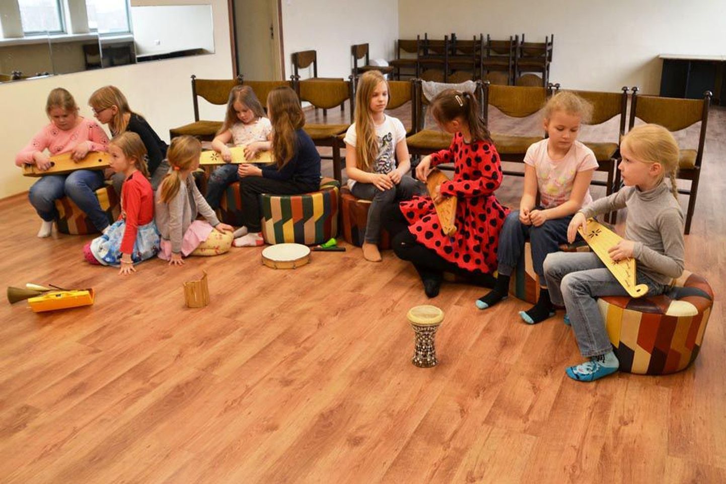 Lisaks lastelaulule kostab Paide kultuurikeskusest üha enam ka kandlehelinat. Tänu projektile «Igale lapsele oma pill» sai kultuurikeskuse laulustuudio pillipark veelgi täiendust.