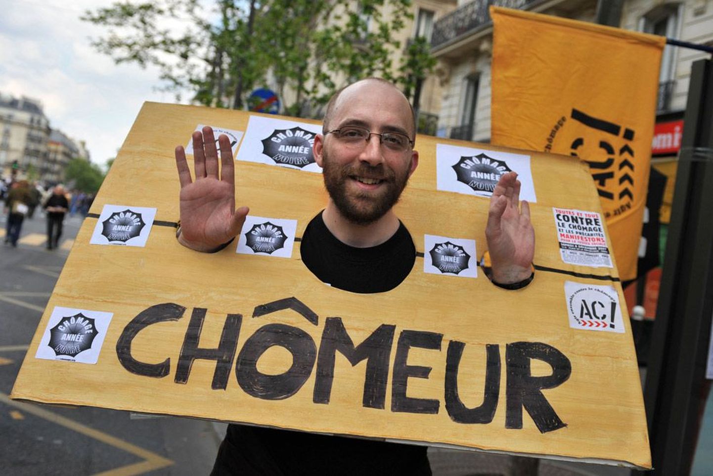 Участник первомайской демонстрации в Париже. Надпись на плакате - "безработный".