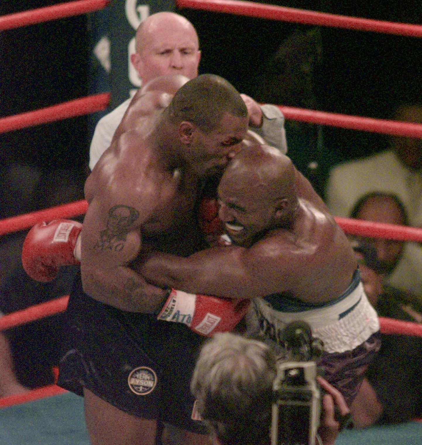 Mike Tyson vasakul 1997. aasta 28. juunil poksiringis Evander Holyfieldi kõrvast hammustamas.