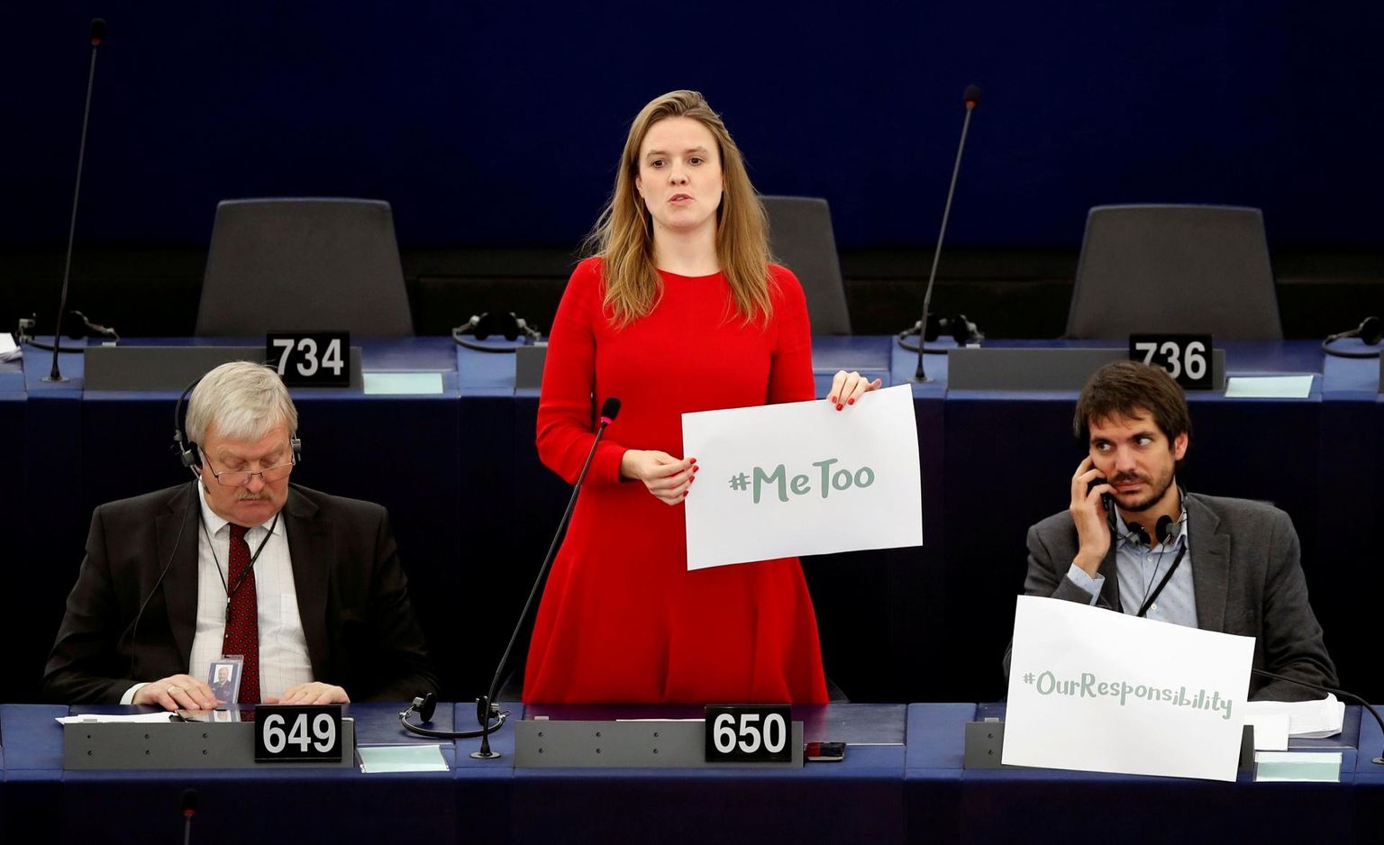 Saksa roheliste eurosaadik Terry Reintke #MeToo plakatiga esimesel seksuaalse ahistamise vältimise arutelul europarlamendis.