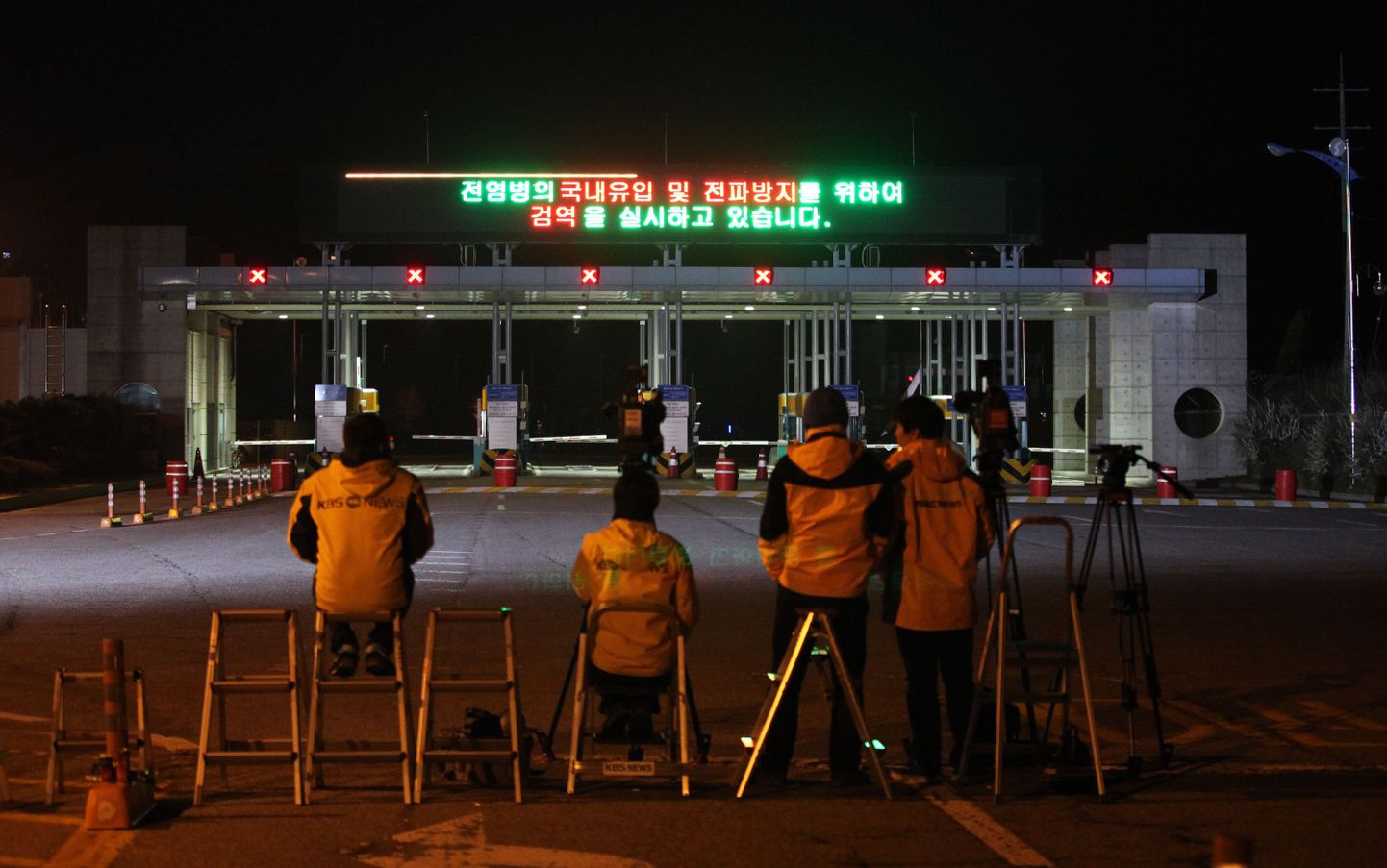 Ajakirjanikud ootavad kahe Korea piiril Kaesongi tööstuspiirkonnast naasvaid töölisi.
