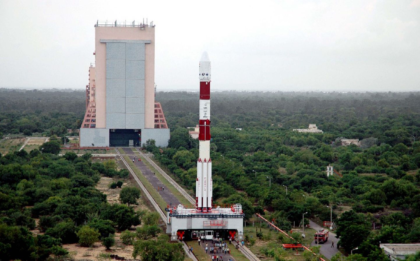 В Индии есть космические центры, но страна остается дикой.
