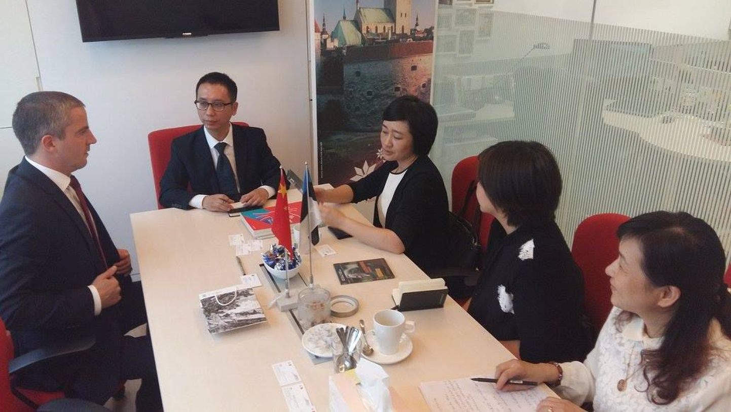 Kultuuriministeeriumi kantsler Paavo Nõgene kohtus 19. oktoobril Eesti peakonsulaadis Shanghais, Shanghai Rahvusvahelise Filmi- Televisioonifestivali peadirektor Fu Wenxia'ga.