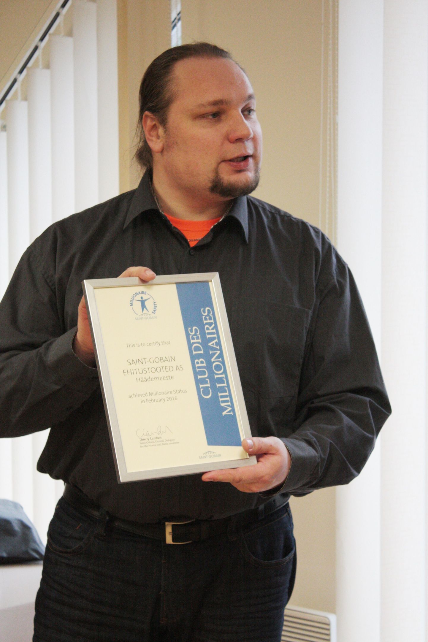 Fibo ExClay tehase direktorile Tormis Vilbergile on emaettevõttelt saadud sertifikaat märk tunnustusest tehtud tööle.