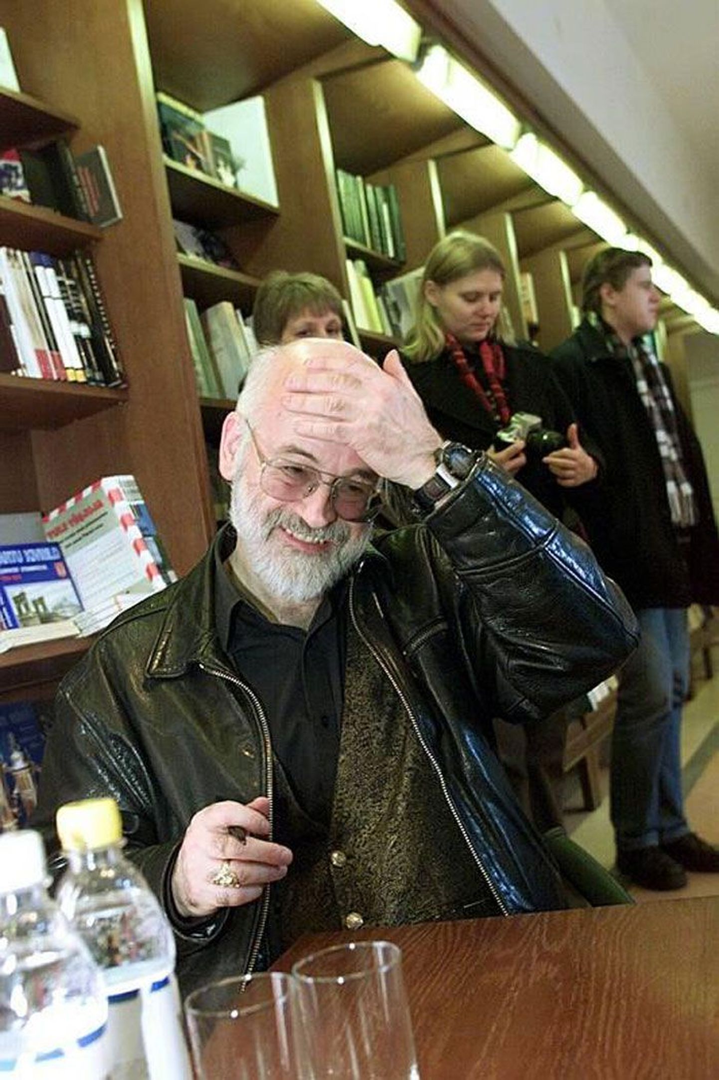 Terry Pratchett 2001. aastal Tartu ülikooli raamatupoes lugejatega kohtumas.