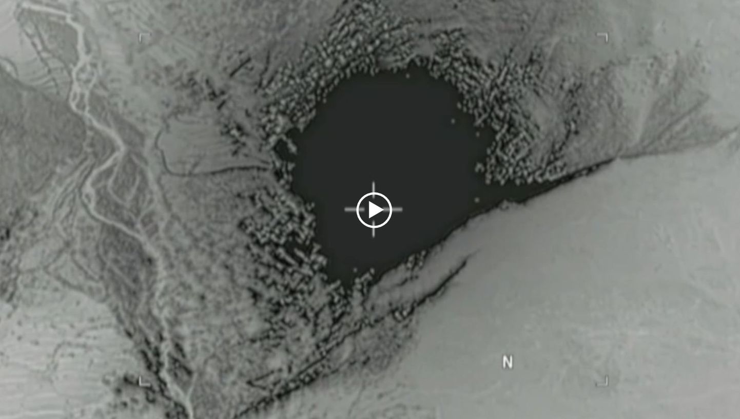 Kaader Ühendriikide kaitseministeeriumi avaldatud videost, millel on näha nn emapommi heitmist.
