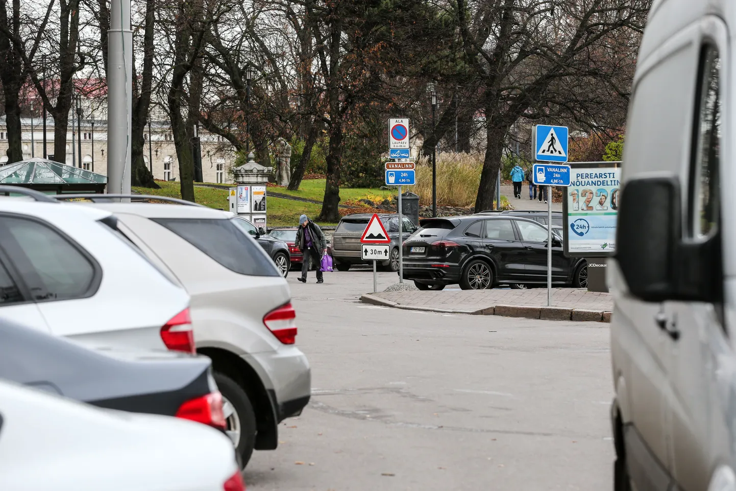 Pärnu maantee ja Valli tänava nurgal, mis jääb kahe parkimistsooni piirile, on tööpäeva jooksul raske vaba parkimiskohta leida.