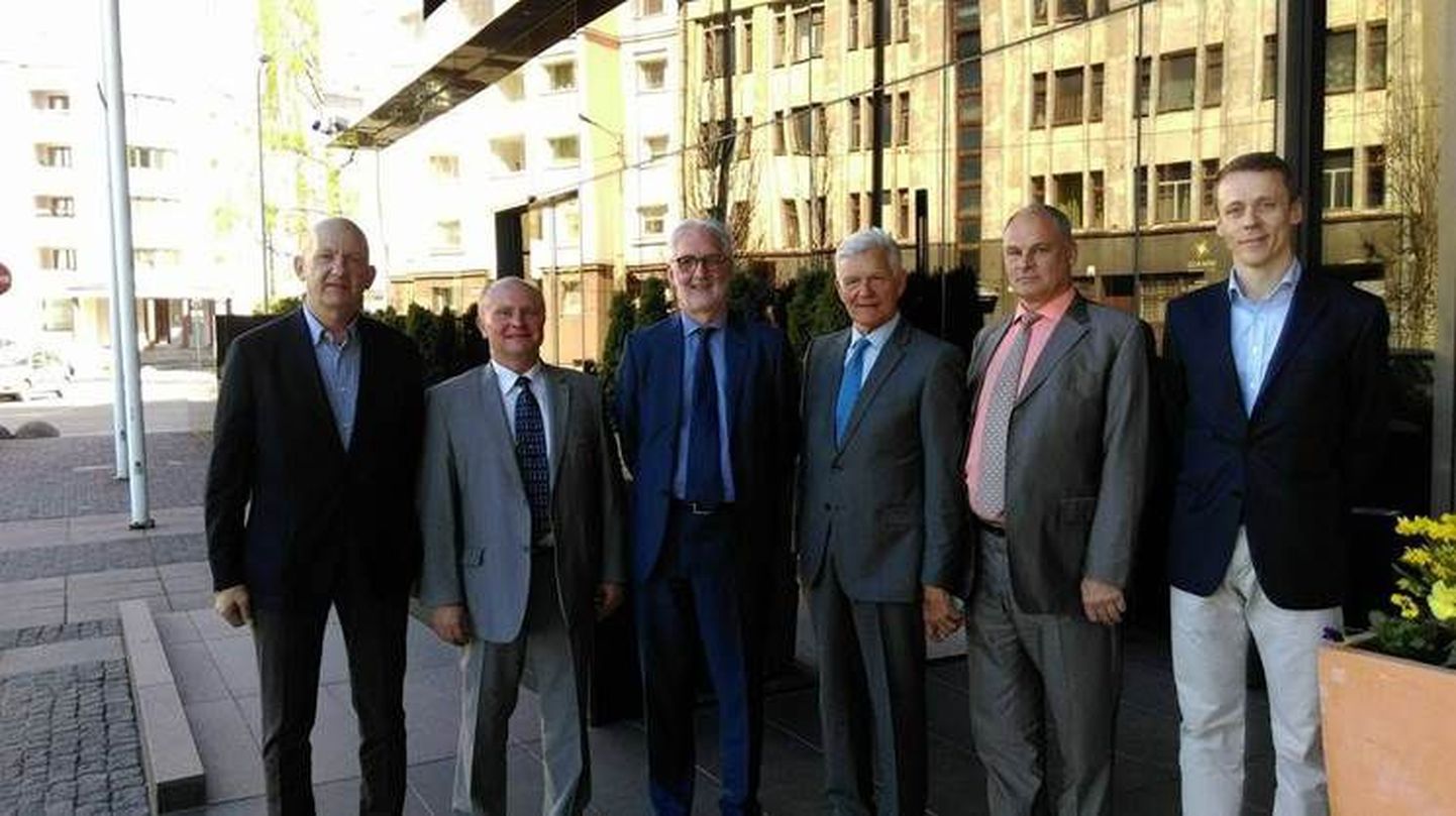 Fotol EJLi juhatuse liikmed Raivo Rand (vasakult), Madis Lepajõe, Brian Cookson (UCI president), Enn Veskimägi, Jaan Toots (EJLi president), Erkki Raasuke.