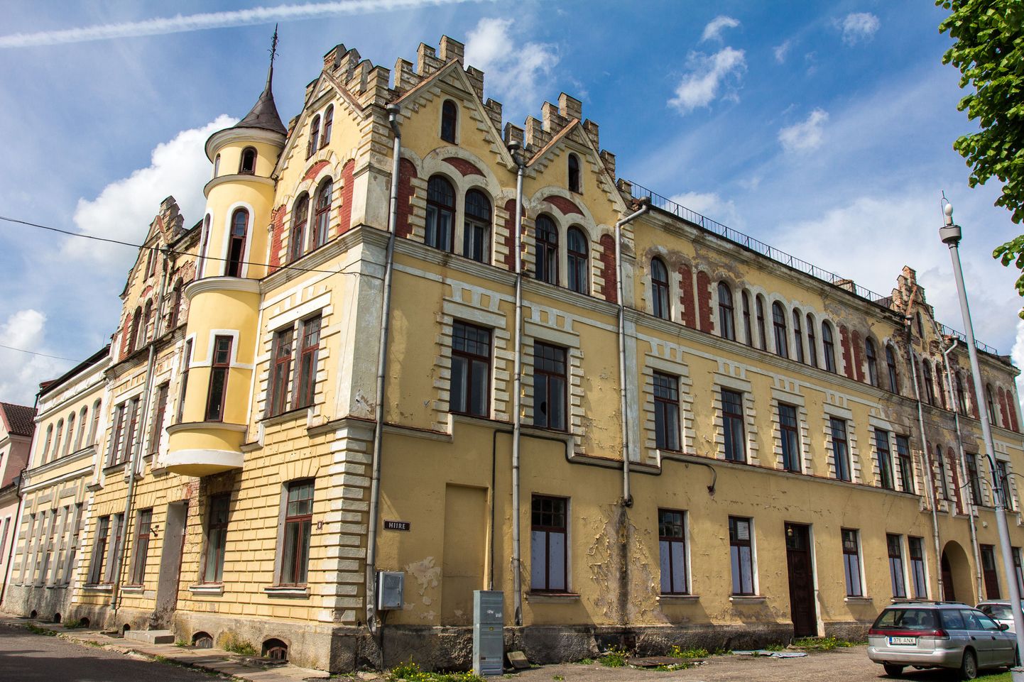 Viljandis Laidoneri platsi ääres asuv endine kultuurikooli hoone