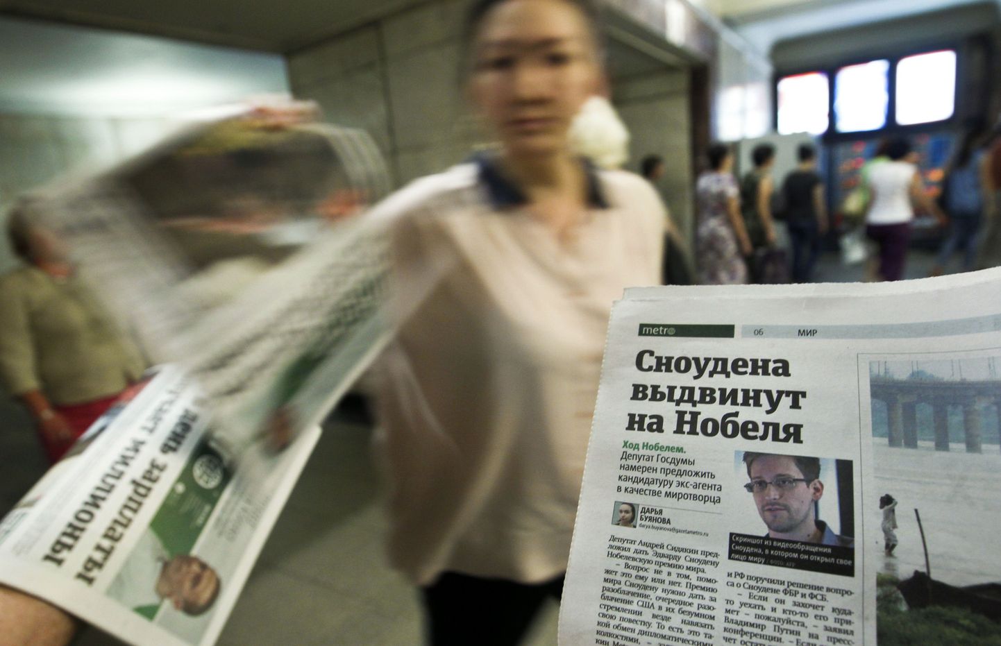 Ajalehemüüja pakub Moskvas ajehti, kust leiab Edward Snowdenile Nobeli preemia andmisest rääkiva uudise.