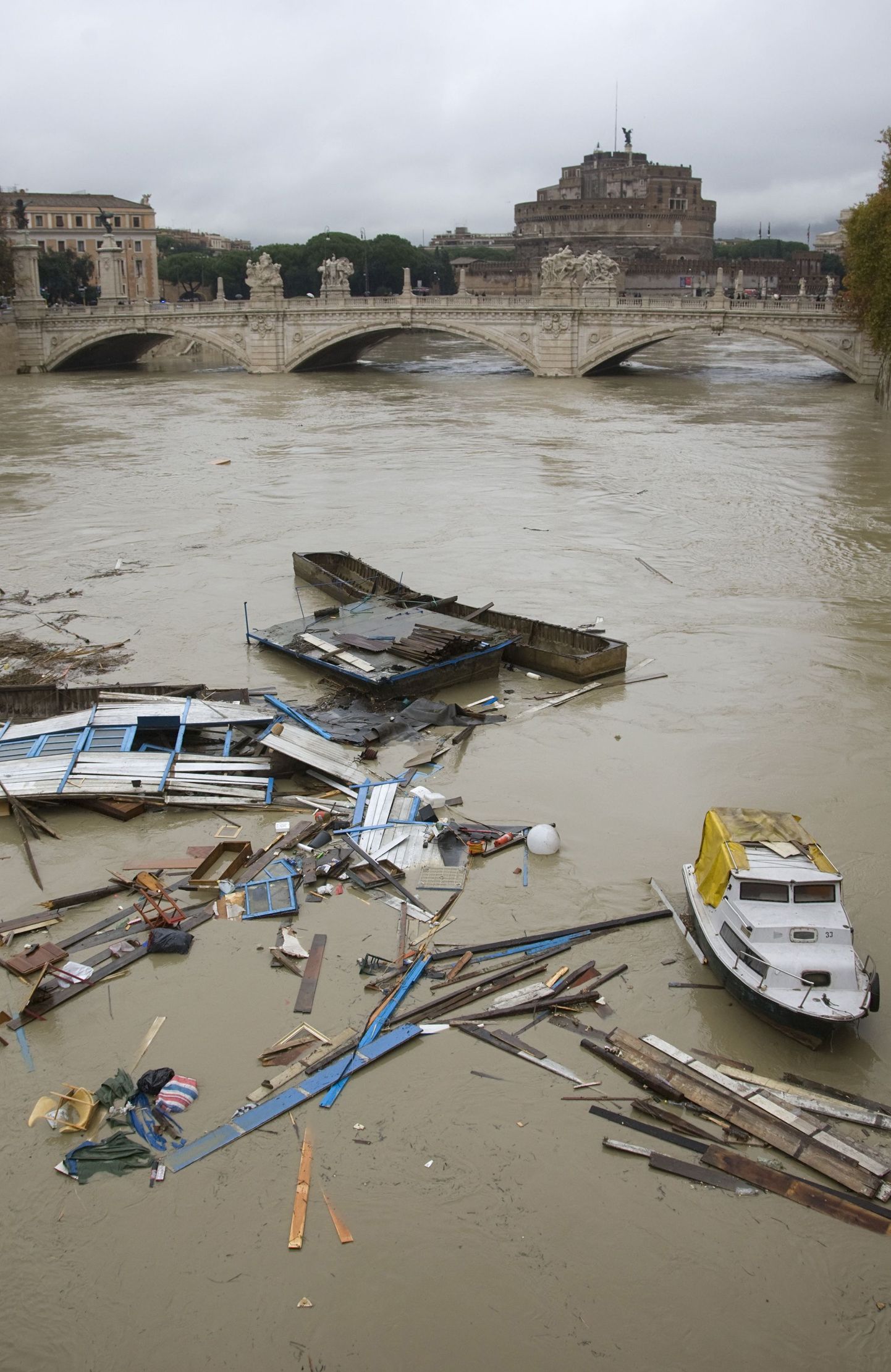 Itaalia on detsembris olnud hädas loodusjõududega. Pildil Tiberi jõgi Roomas.
