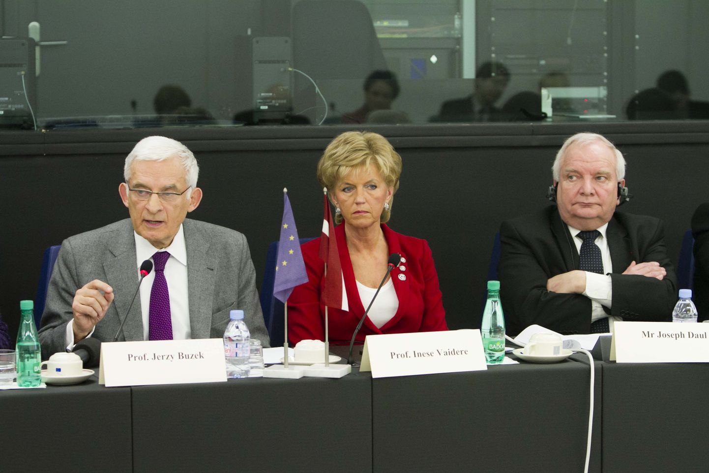 Jerzy Buzek, Inese Vaidere ja Joseph Daul eile läti keelt kaitsmas.