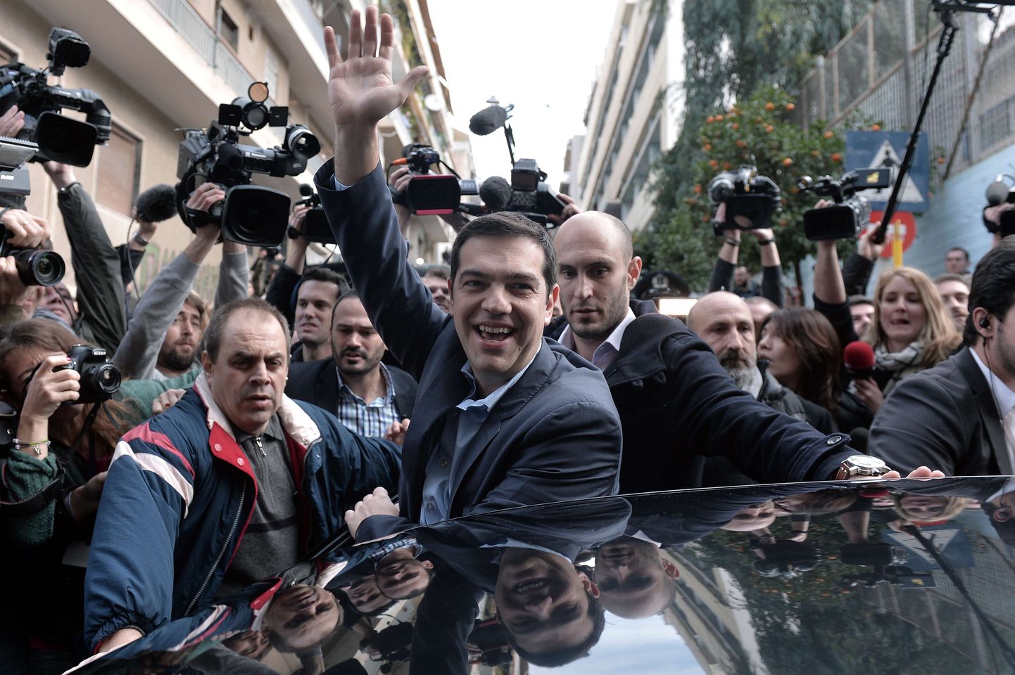 Vasakpoolse Syriza liider Alexis Tsipras (keskel) oma emotsioone ei varja.