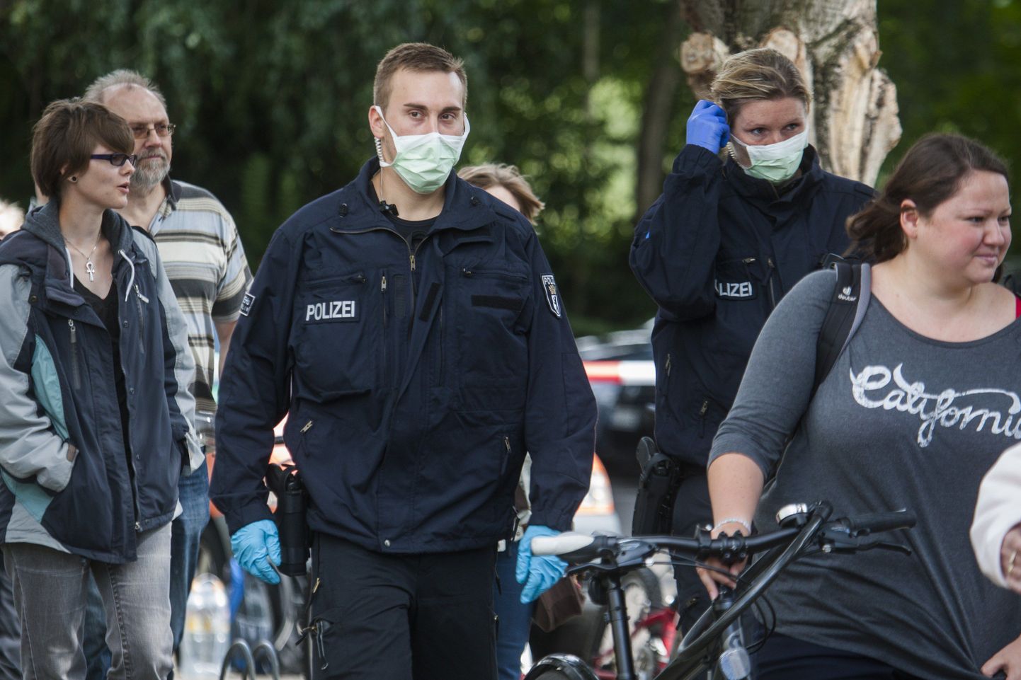Maskides politseinikud täna Berliinis Prenzlauer Bergi linnajao tööbüroo ees.
