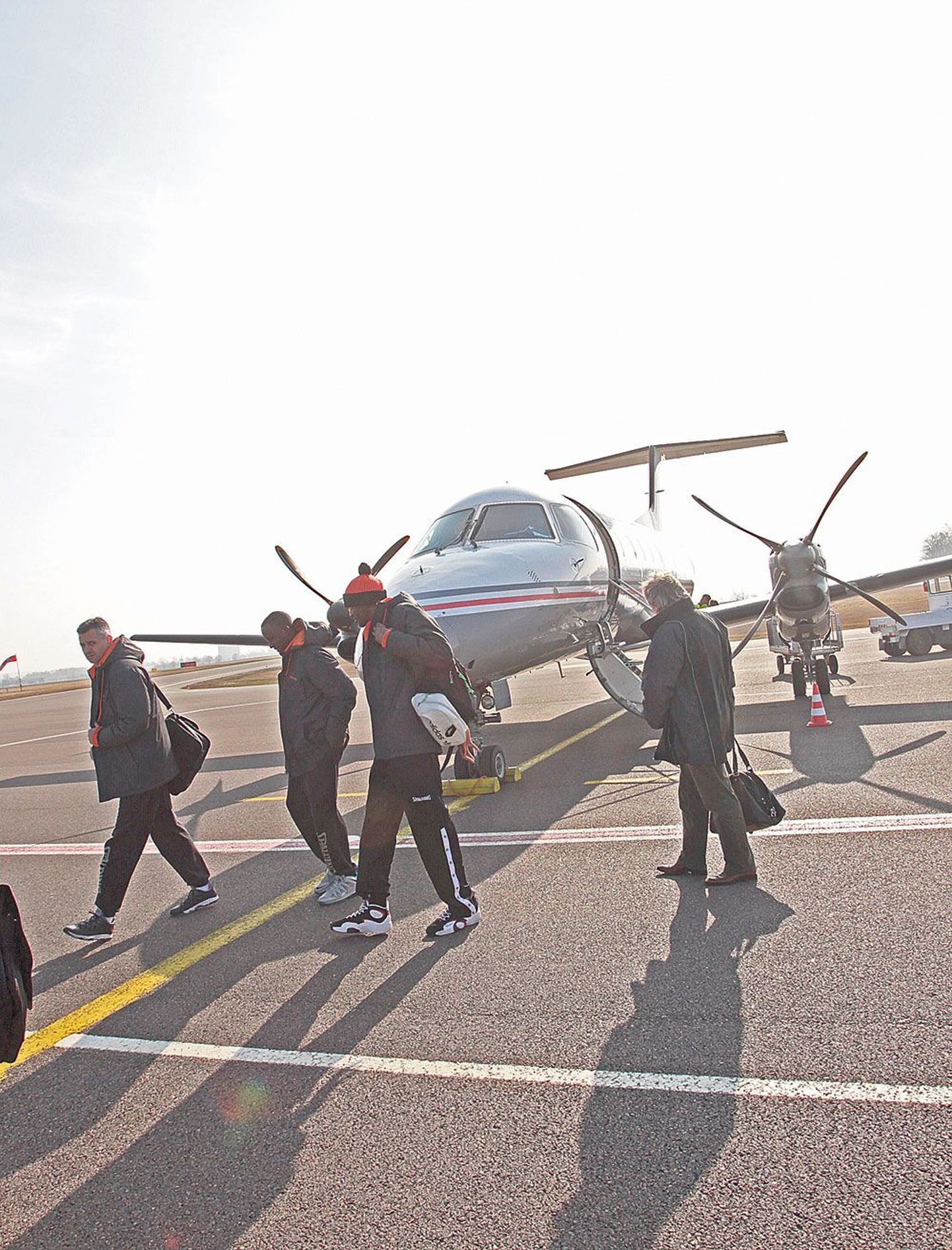 Ungari meeskond saabus Tartusse eile lõuna ajal tšarterlennuga, kui Ülenurmel maandus 30-kohaline Embraer 120.