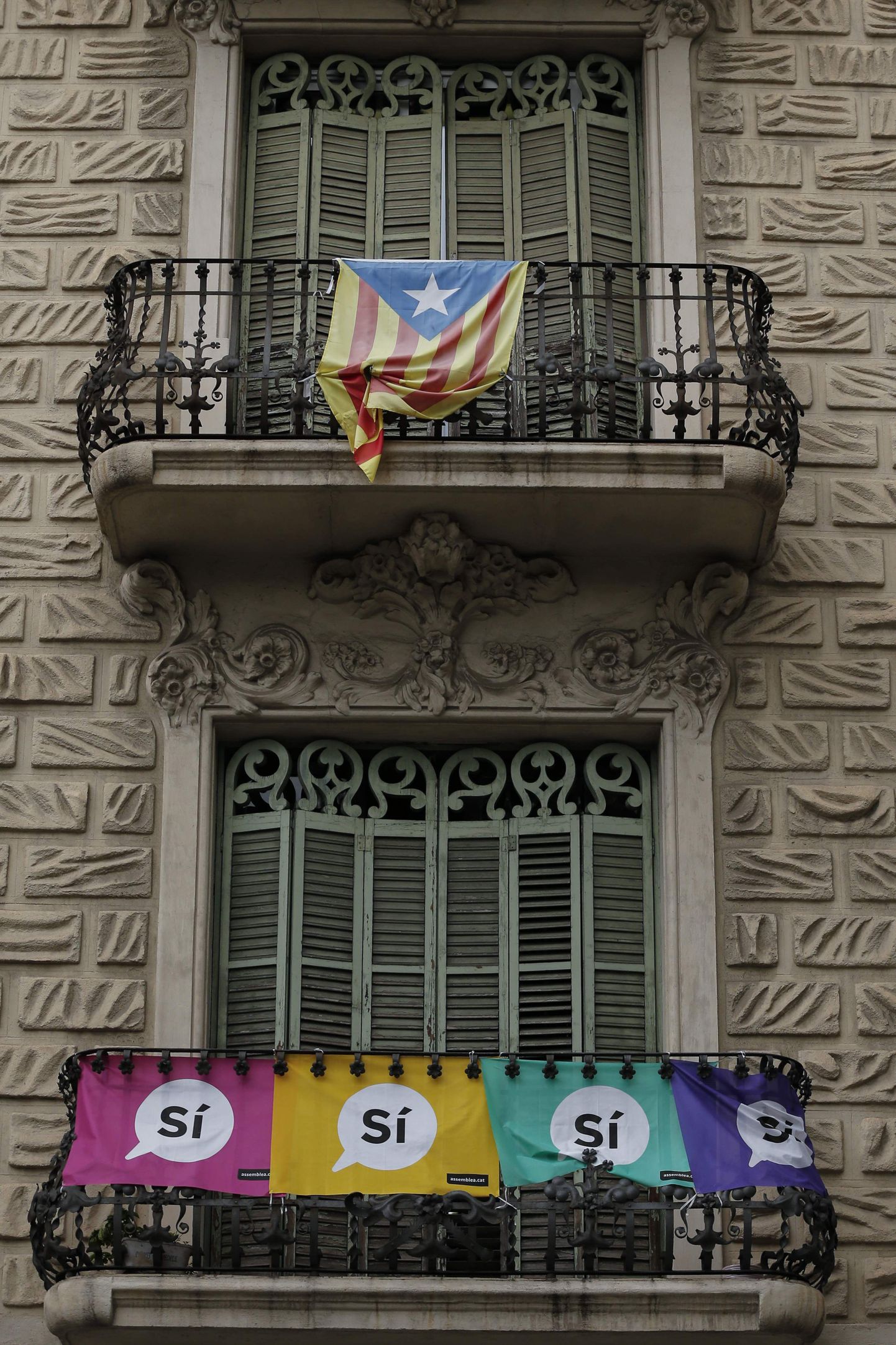 Kataloonia iseseisvust toetav lipp ja plakatid.