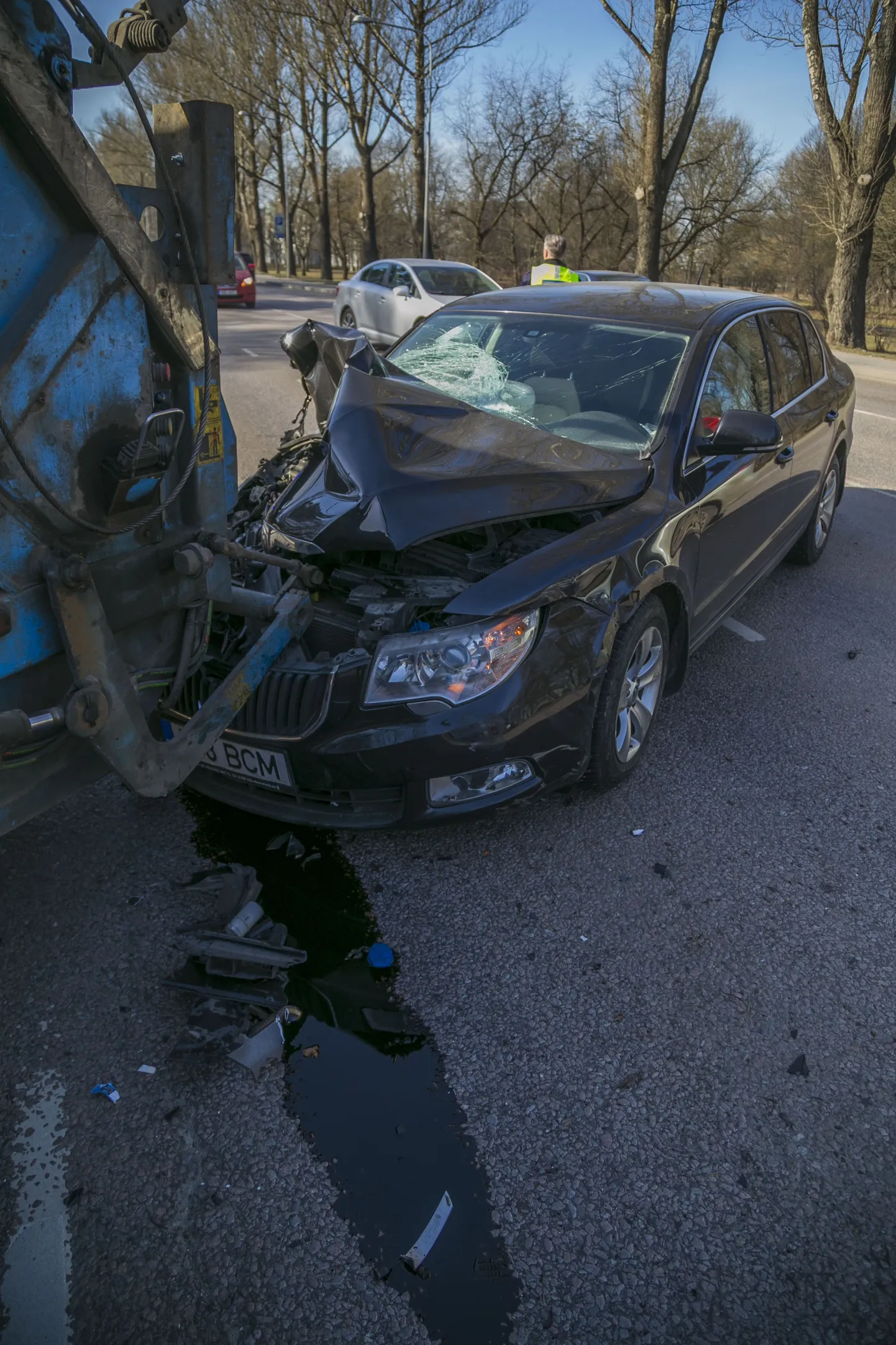 Kadriorus Narva maanteel sattusid liiklusõnnetusse prügiauto ja kaks sõiduautot.