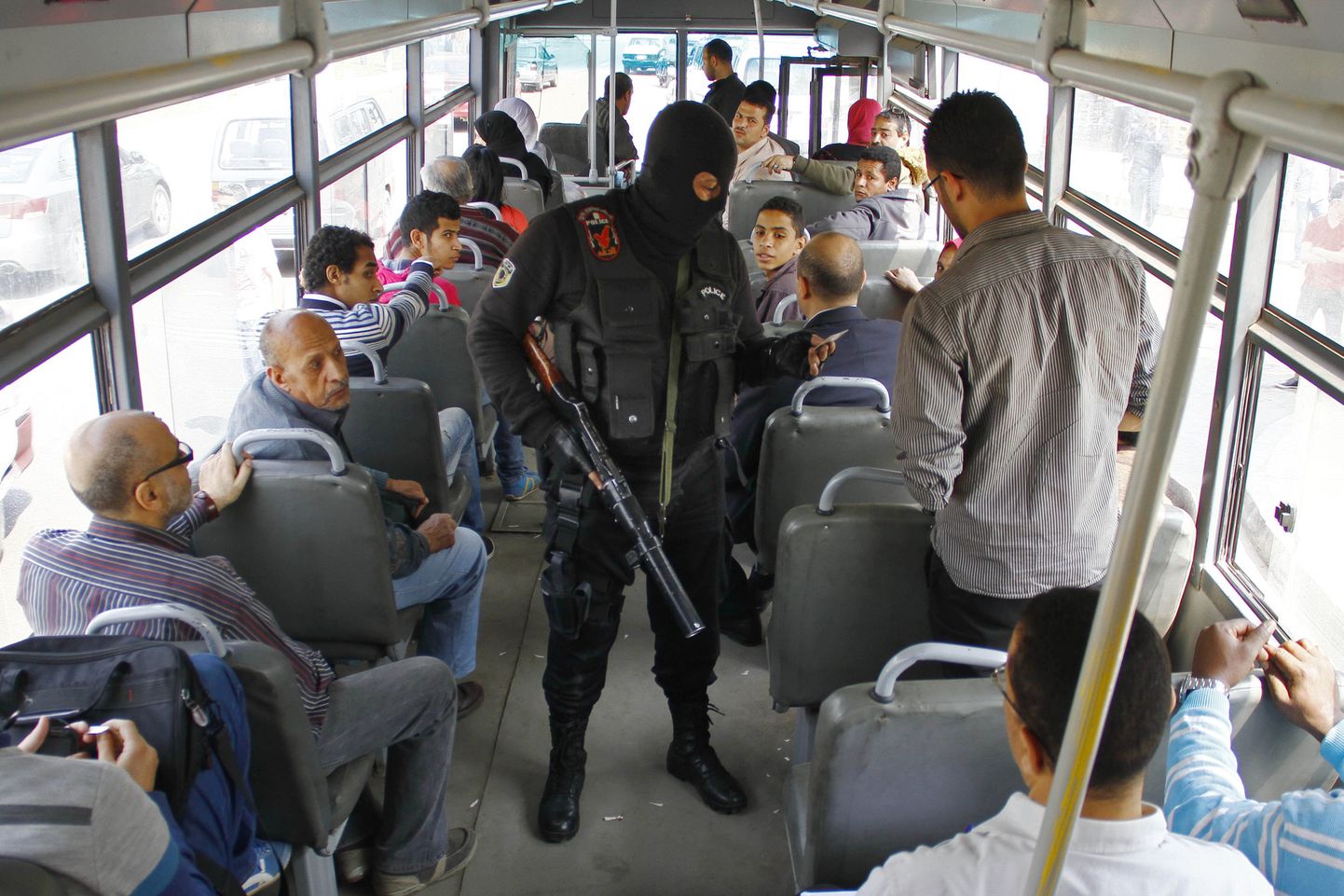 Проверка автобуса египетскими органами безопасности.