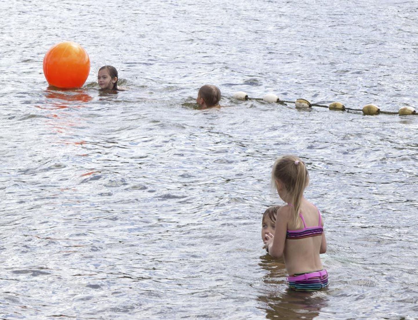 Viljandi rannas hullavad lapsed oskavad rannavalvurite sõnul üldjuhul hästi ujuda ning püsivad suplejatele ettenähtud alal.