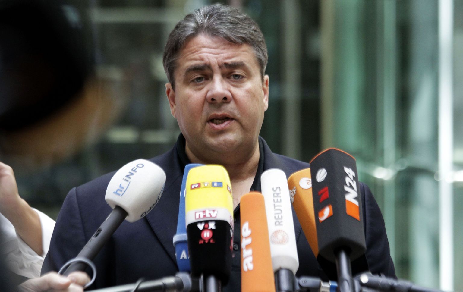 SPD esimees Sigmar Gabriel eilsel pressikonverentsil.