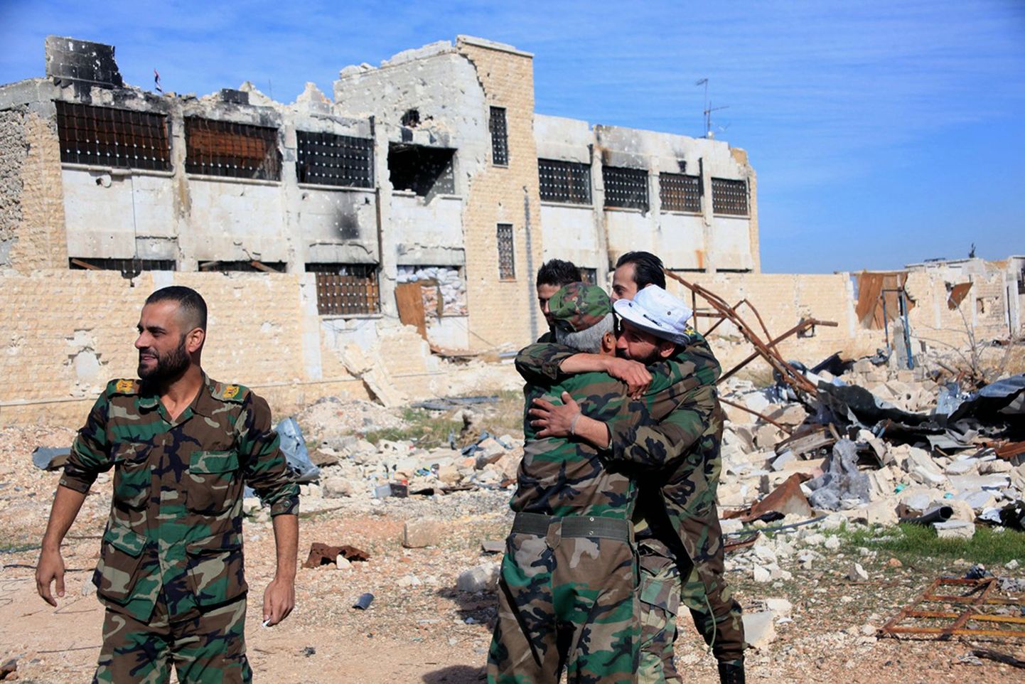 Süüria valitsusvägede sõdurid võitu tähistamas.