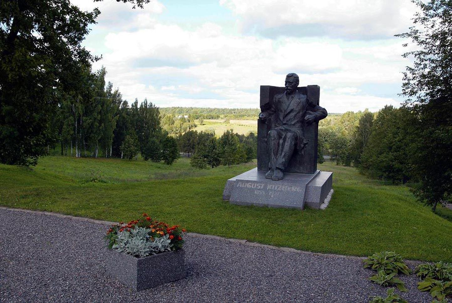 Karksi vald valmistub tegevust täis päeva ja ööga tähistama kohaliku kirjamehe August Kitzbergi 160. sünniaastapäeva. Kitzbergi skulptuur seisab Karksi-Nuias 1990. aastast.