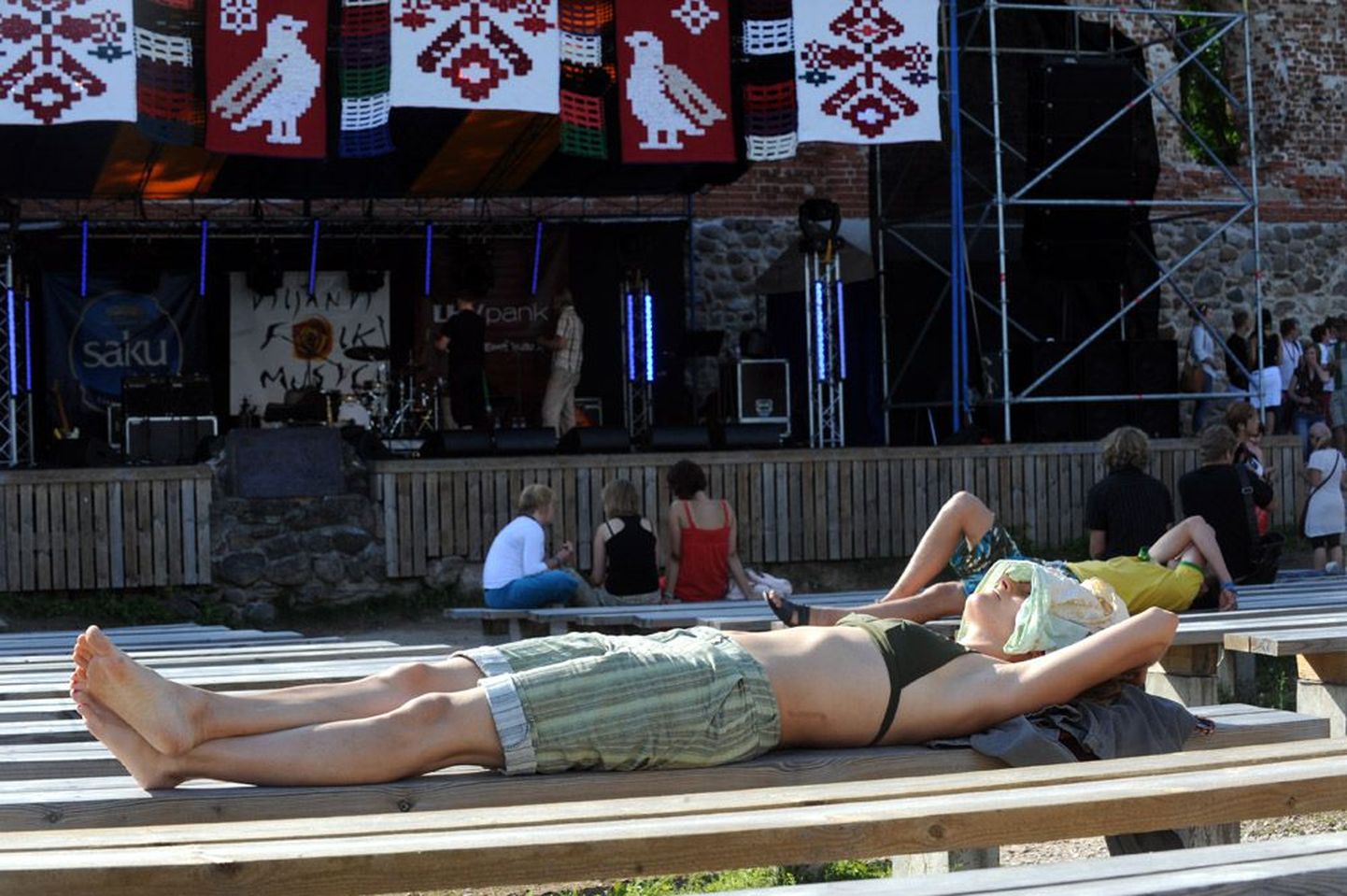 Оставшиеся два месяца лета предлагают меломанам целый фейерверк музыкальных фестивалей, которые пройдут по всей Эстонии. Только бы погода не подвела!