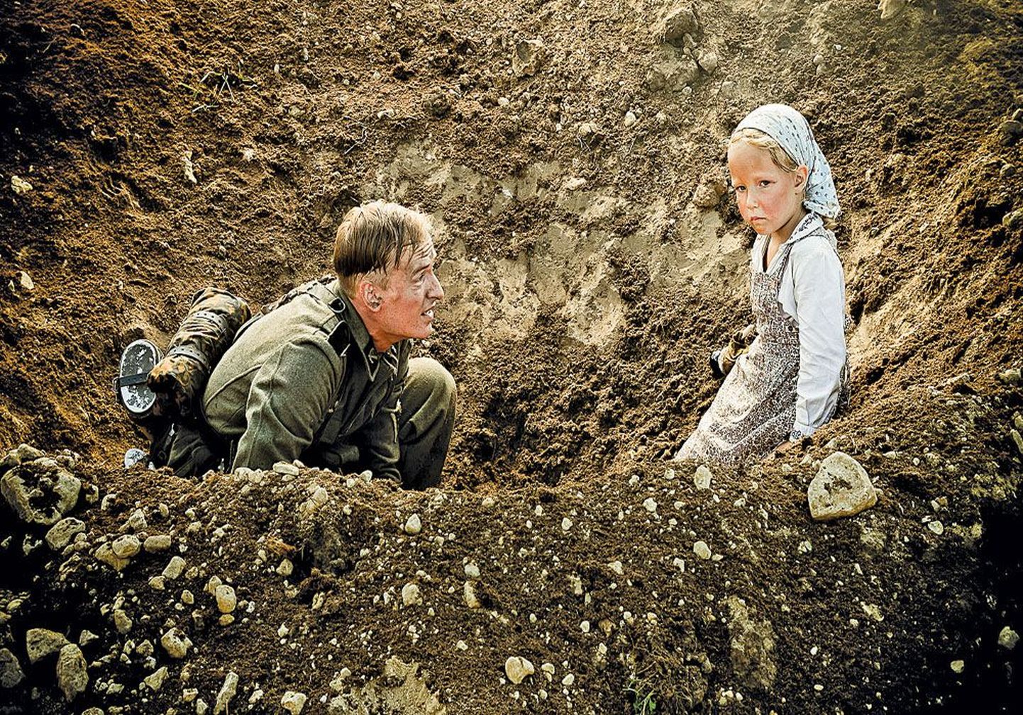 Карл Таммик (Каспар Вельберг) и эта девочка равно попали в жернова войны. Кадр из фильма «1944».