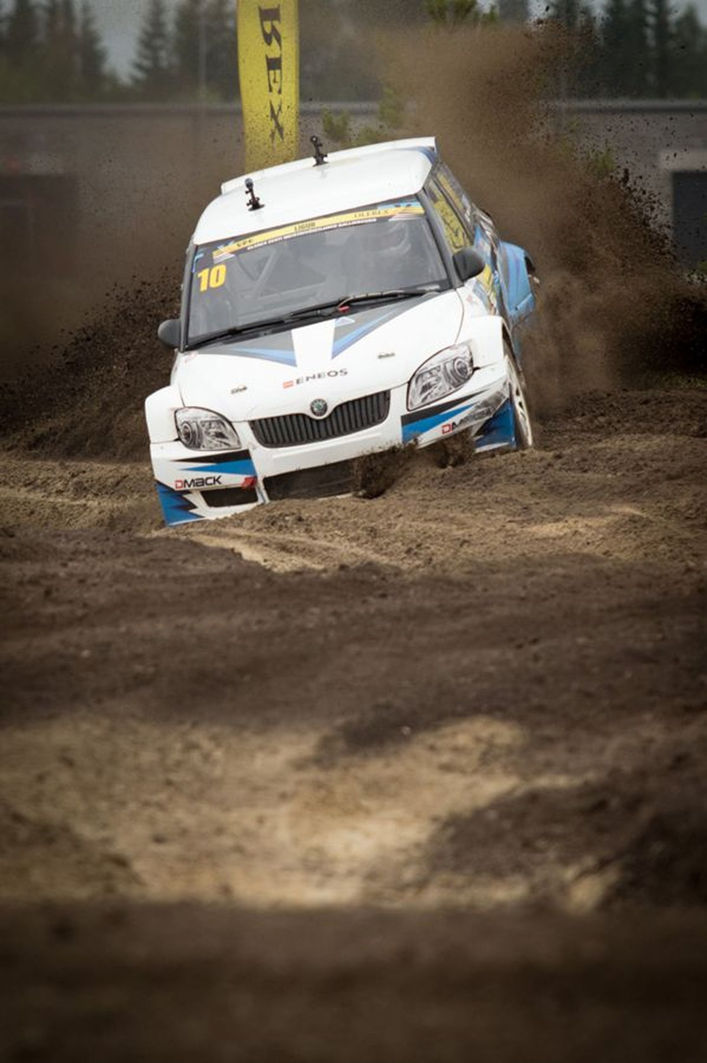 Karksi valla autosportlane Janno Ligur kindlustas laupäeval Pärnumaal Audru rajal peetud Eesti rallikrossimeistrivõistluste etapil selle sarja liidripositsiooni, tehes seal Super1600 klassis puhta töö.