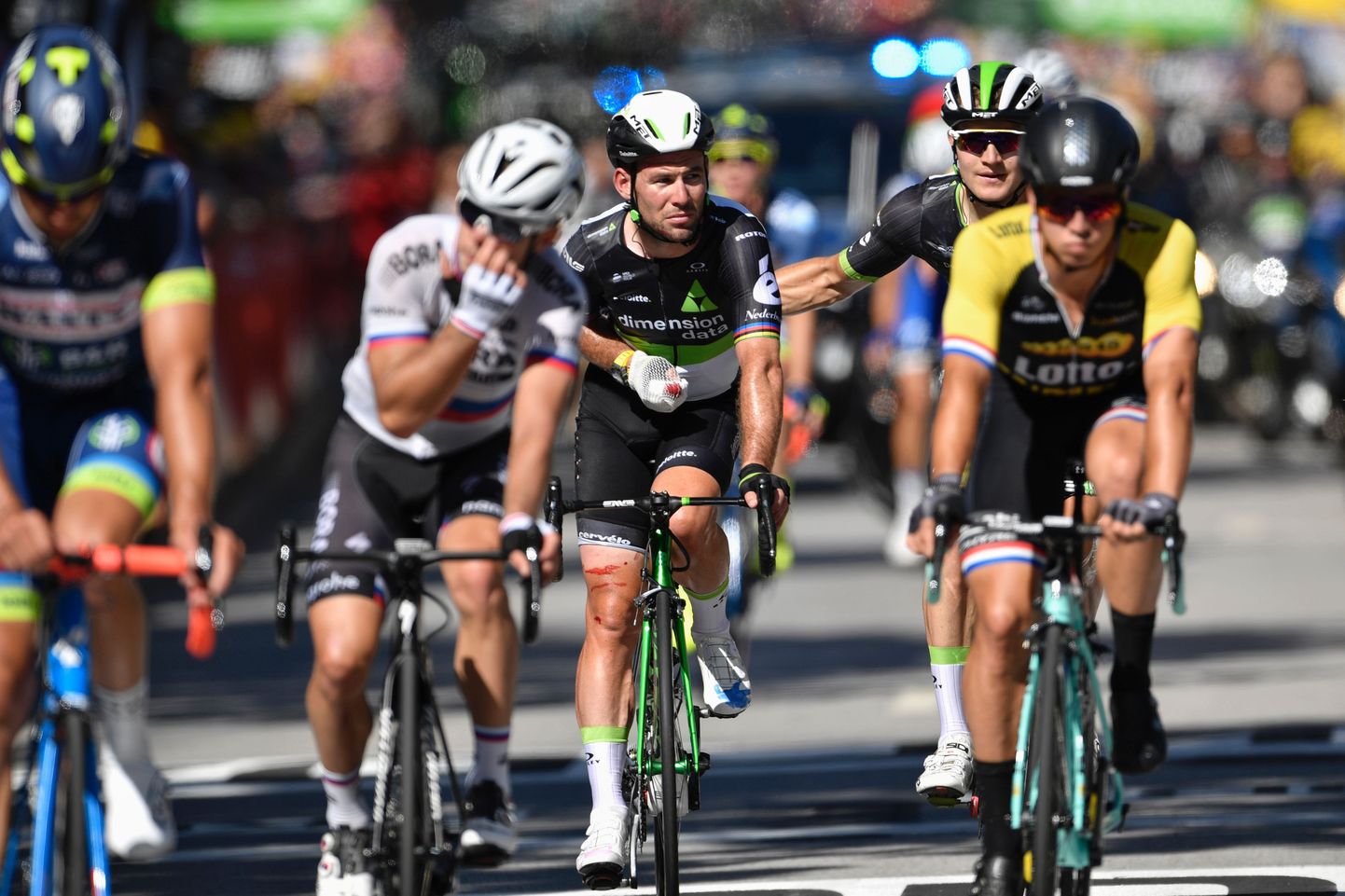 Mark Cavendish (keskel) elas Tour de France'il üle ränga kukkumise, kuid sõitis ise üle finišijoone.