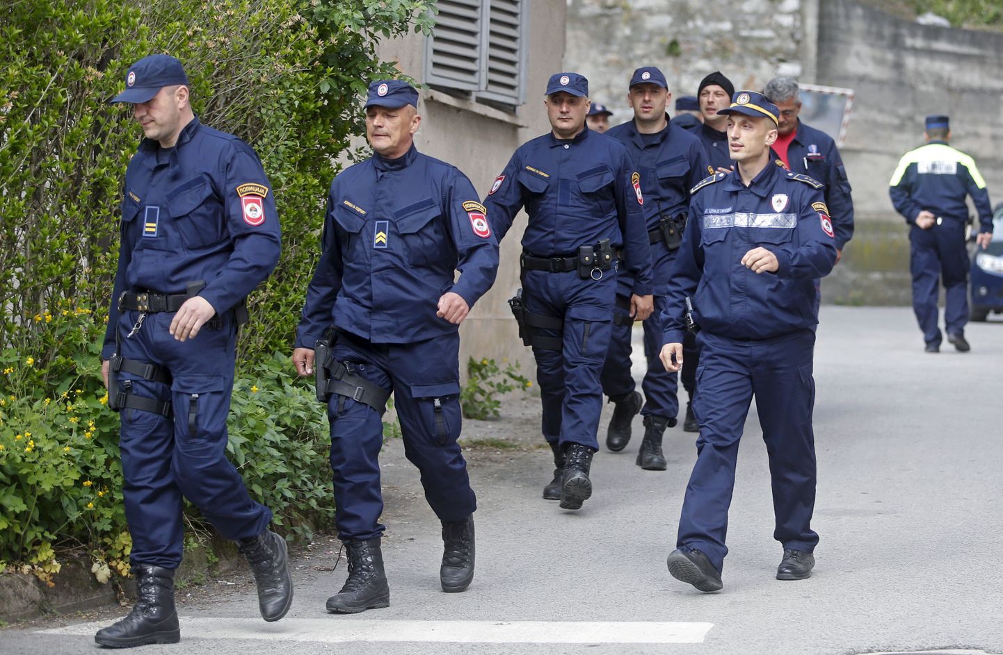 Rünnaku alla langenud Zvorniki politseijaoskonna ümber liigub täna tavapärasest oluliselt enam korrakaitsjaid.