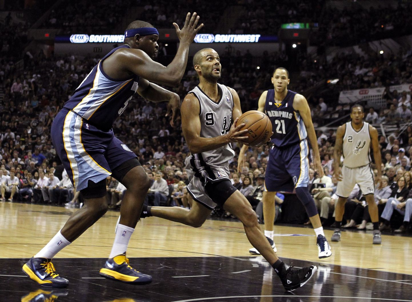 San Antonio Spursi mängujuht Tony Parker (palliga) on mööda mänginud Zach Randolph'ist.